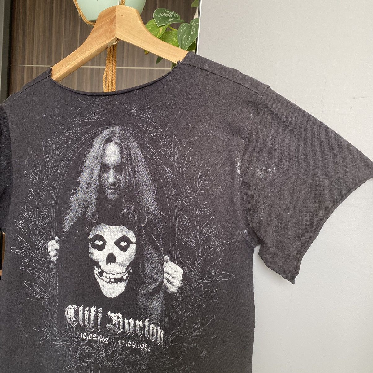 Metallica Thrashed Faded Vintage Metallica Rock Band ERD GRUNGE TSHIRT Size US S / EU 44-46 / 1 - 5 Thumbnail