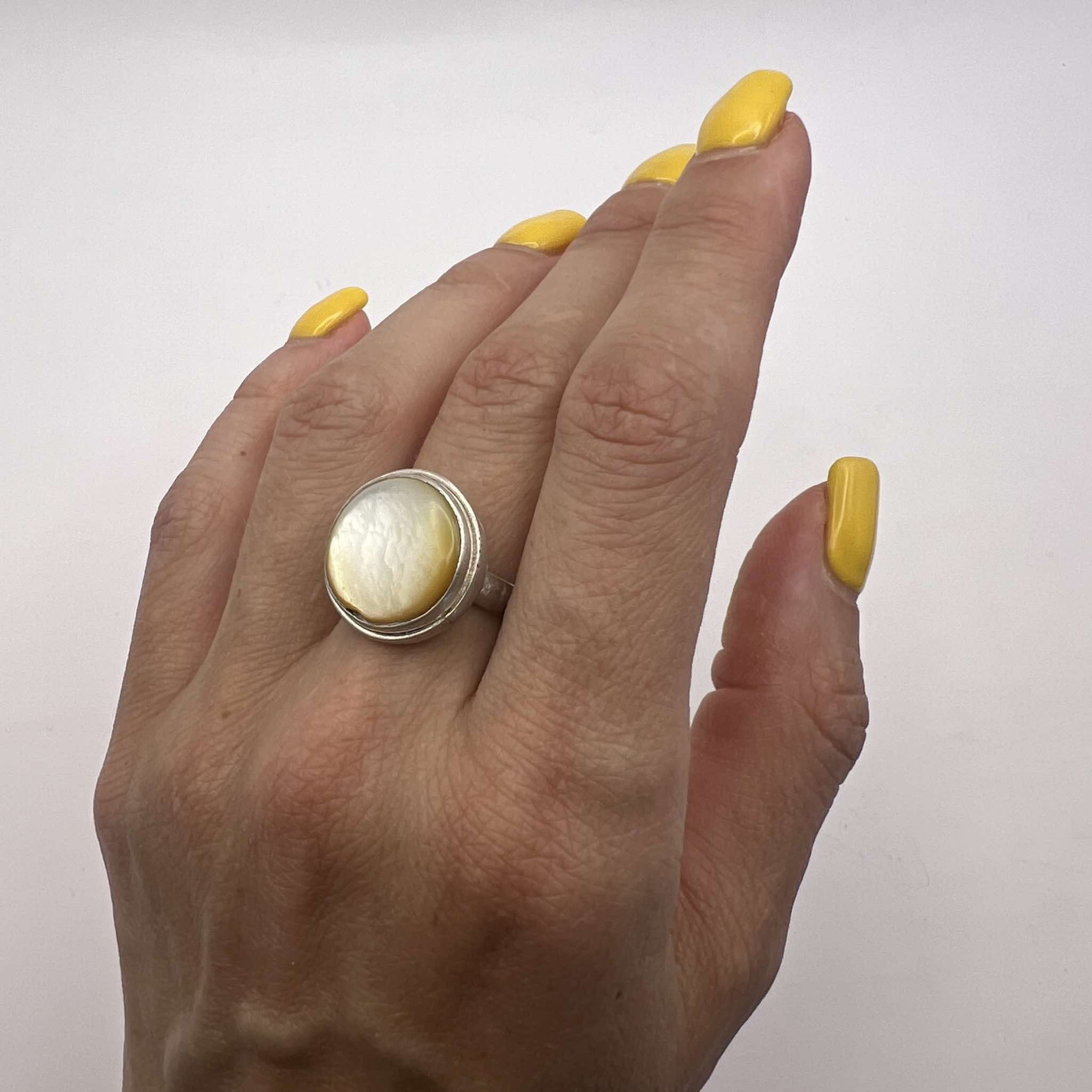Sterling Silver × Vintage Vintage Sterling Silver 925 Ring Nacre Pearl Signed Size 7.5 Size ONE SIZE - 2 Thumbnail
