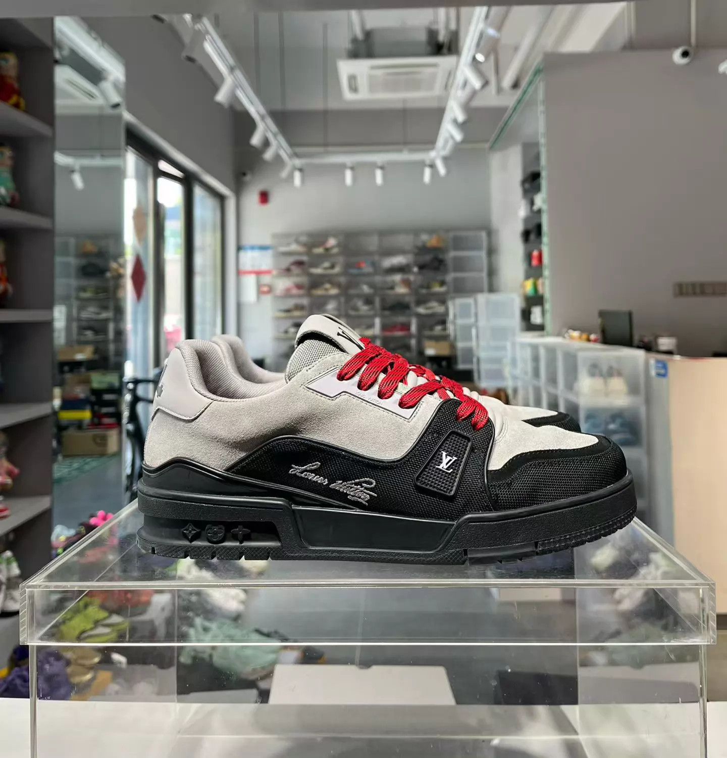 Louis Vuitton LV Trainer 26 Black/Gray 41.5 Worn a Few Times Size US 8.5 / EU 41-42 - 4 Thumbnail