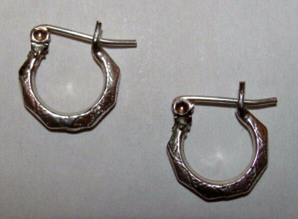 Designer Small Victorian Inspired Etched Hoop Earrings Size ONE SIZE - 1 Thumbnail