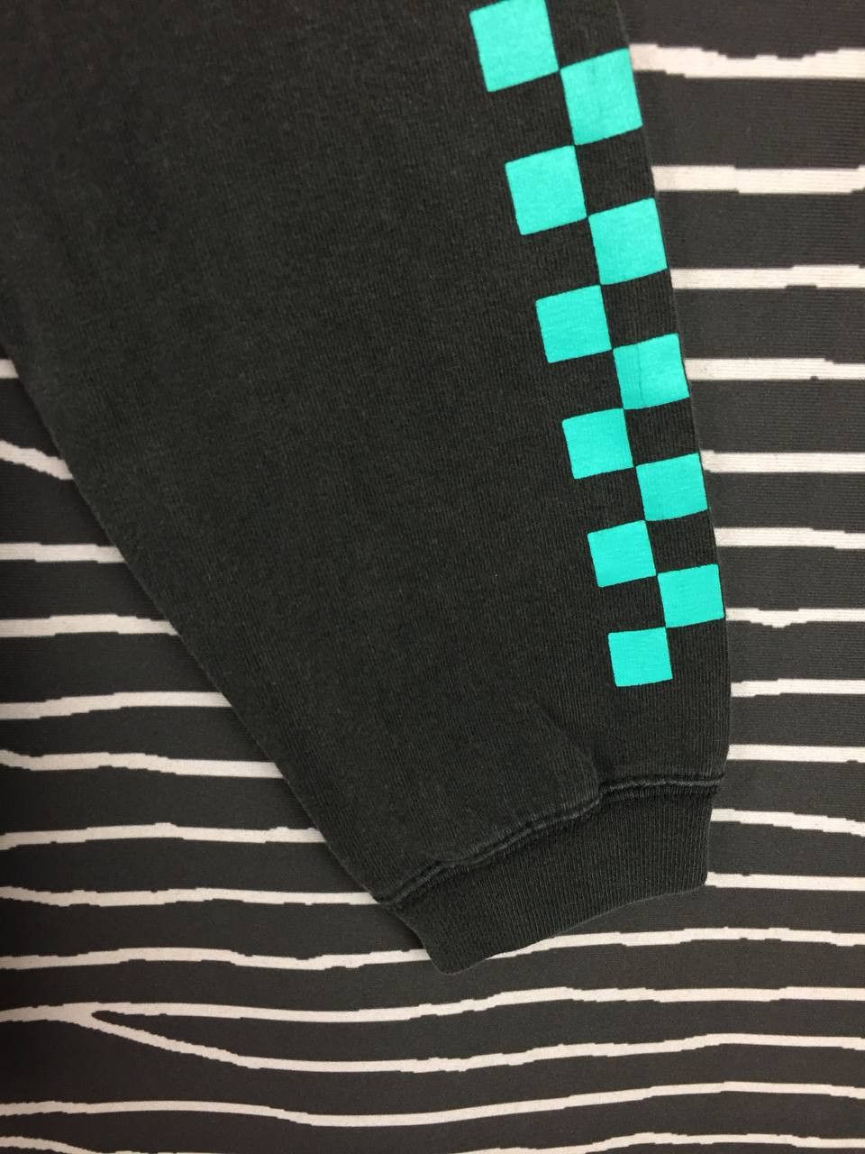 Vans Vans Off The Wall Big Logo Checkerboard Sleeves Tee Size M Size US M / EU 48-50 / 2 - 6 Thumbnail
