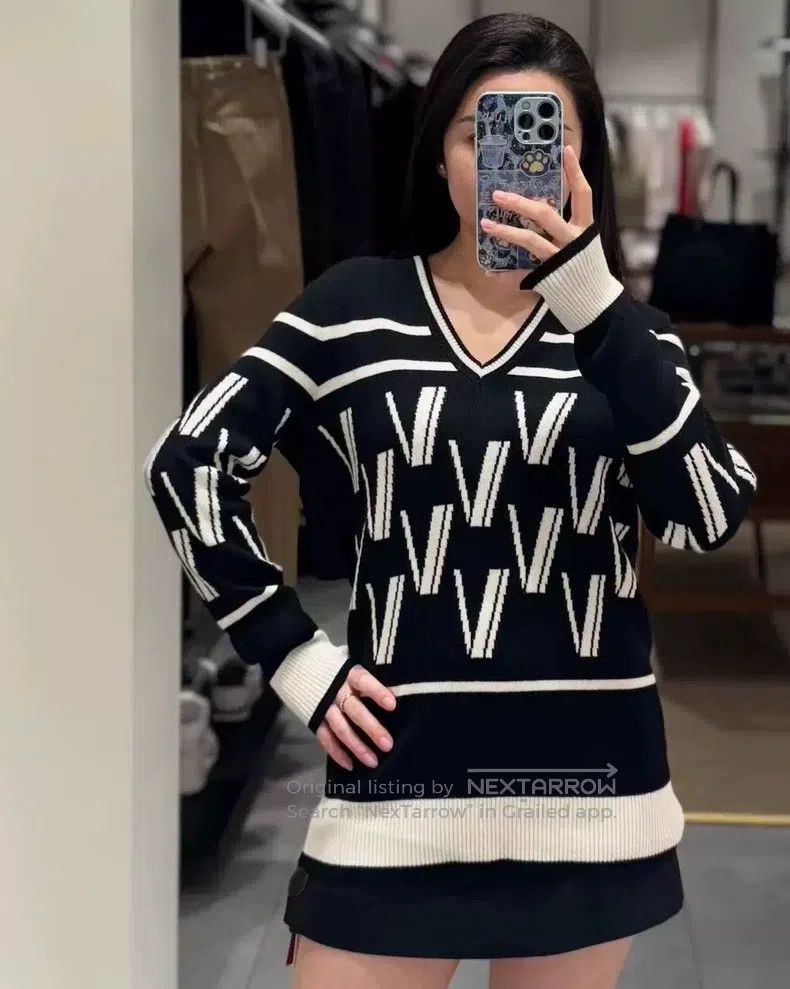 Valentino Valentino V-neck knit black and white classic color scheme Size XS / US 0-2 / IT 36-38 - 7 Thumbnail
