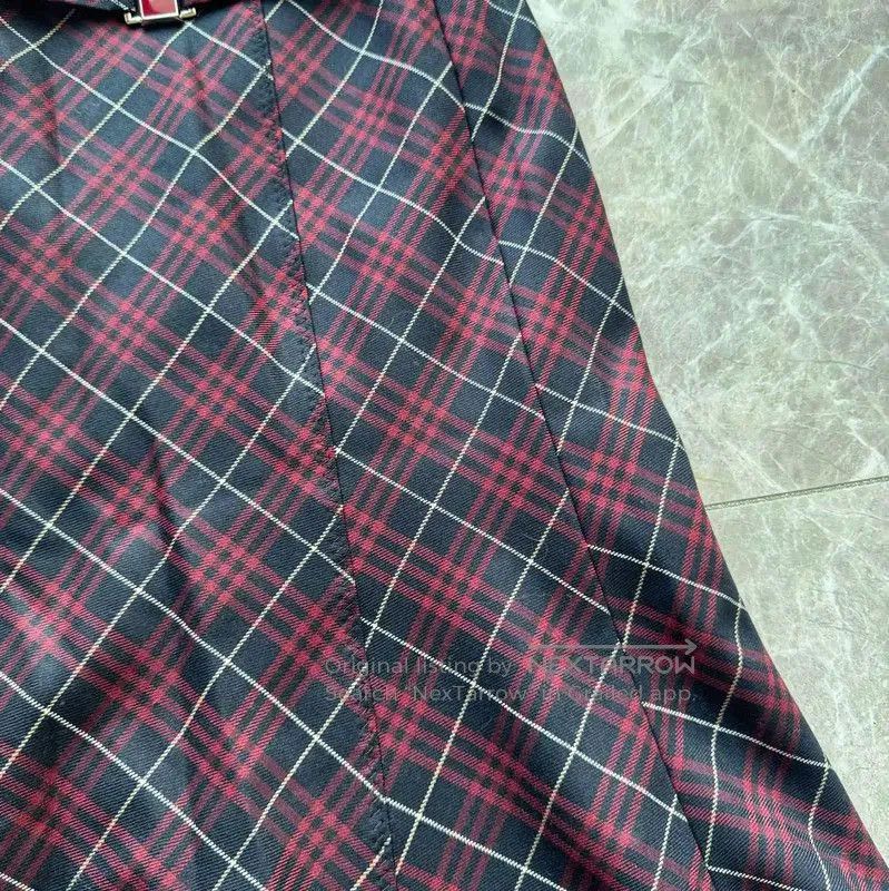 Burberry Burberry Mid-Length Pencil Skirt in Purple Red. Size 23" - 3 Thumbnail