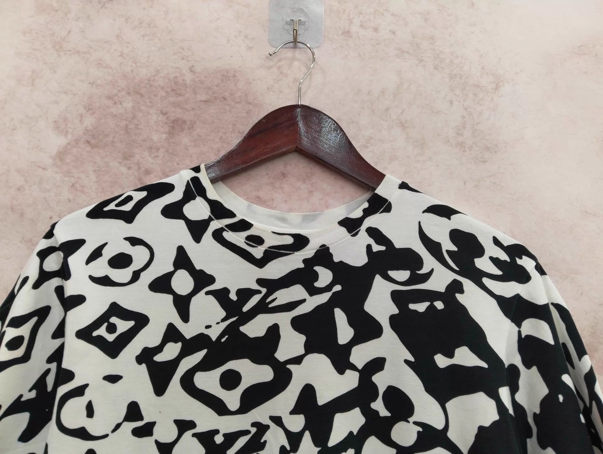 Louis Vuitton LV Black & White Monogram Short Sleeve T S Size S / US 4 / IT 40 - 3 Thumbnail