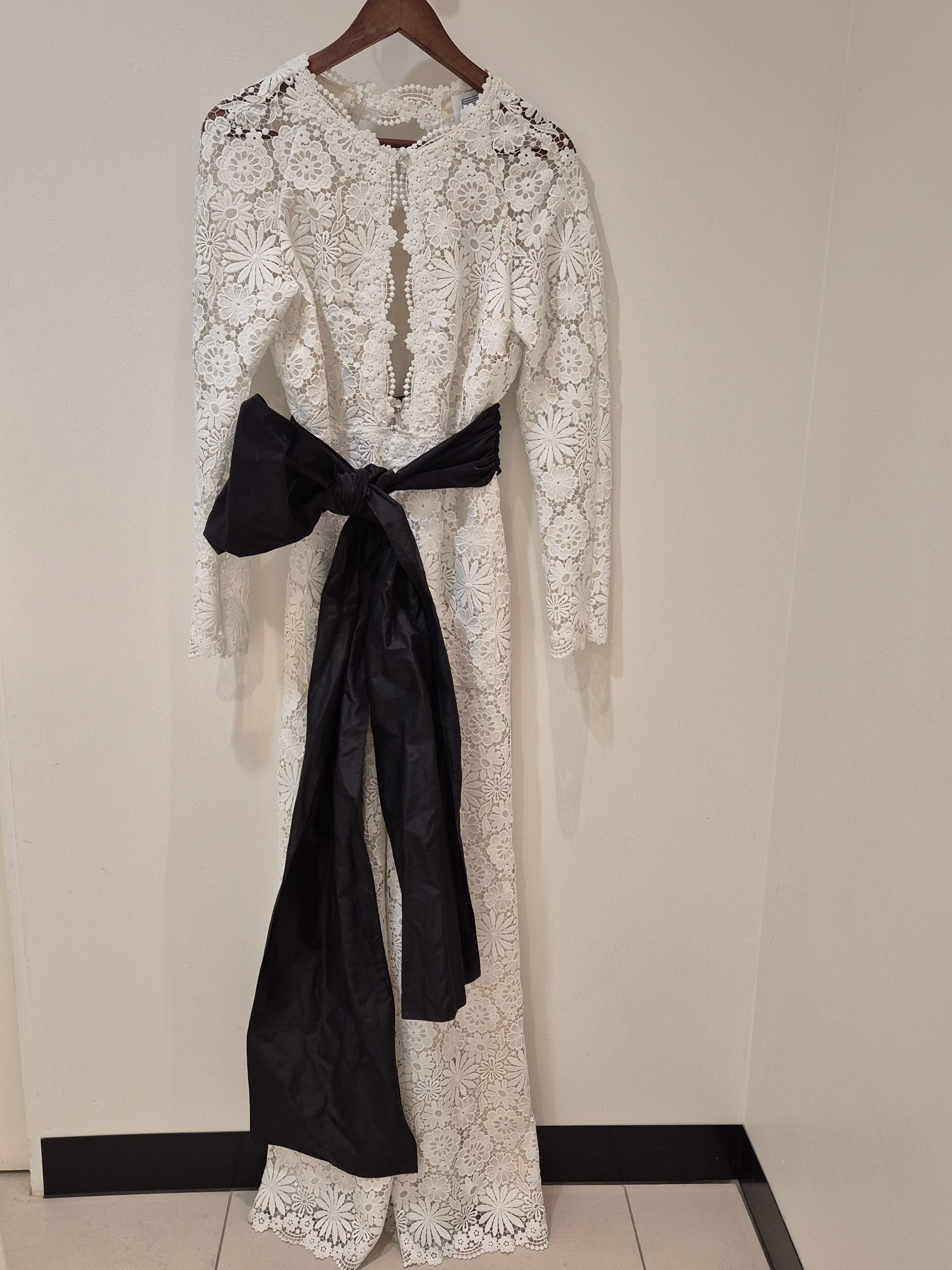 Rosie Assoulin Rosie Assoulin White lace Jumpsuit, black silk sash Size 28" / US 6 / IT 42 - 7 Thumbnail