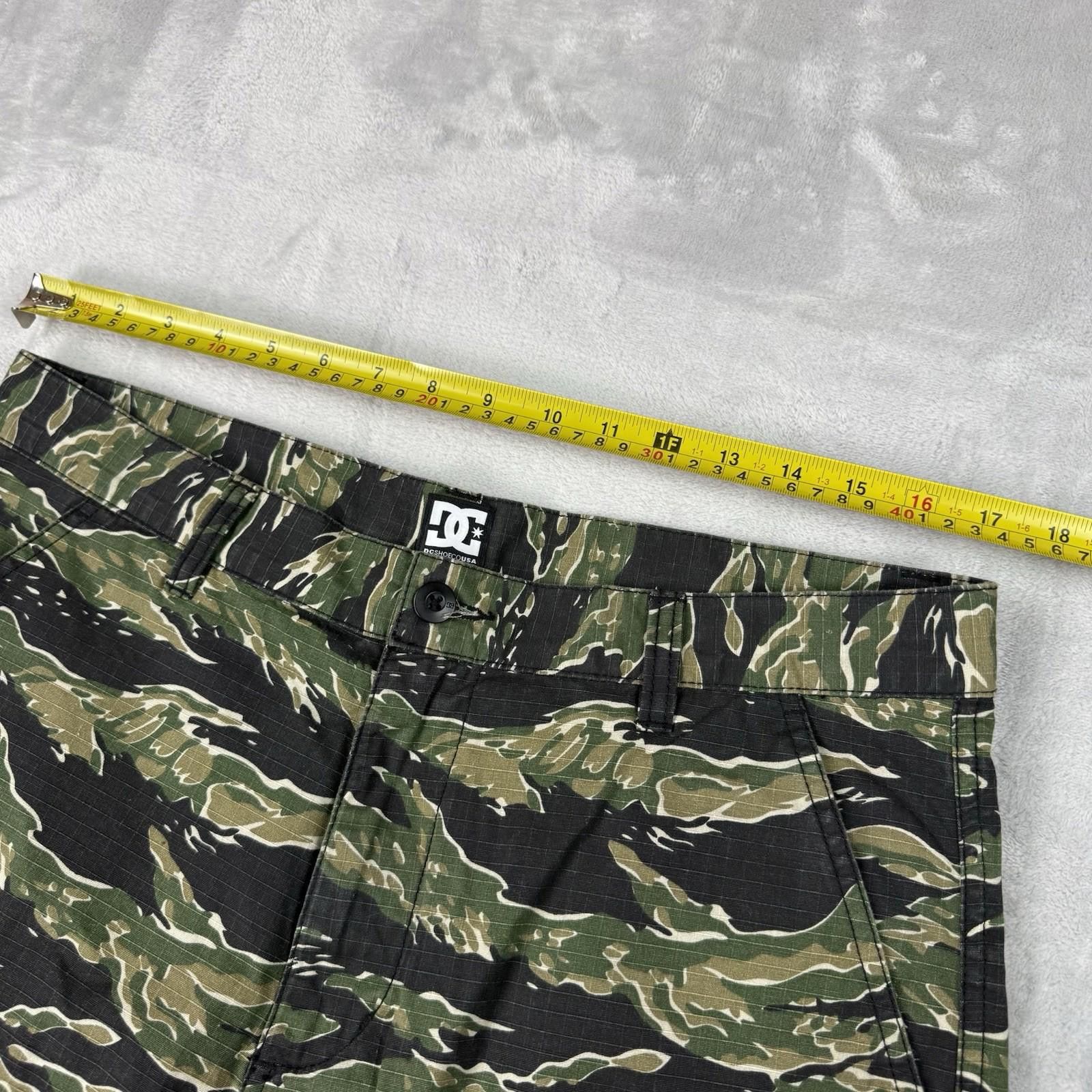 Other Y2K DC Shoes Camo Cargo Shorts Mens 34 Skate Streetwear Size US 34 / EU 50 - 7 Thumbnail
