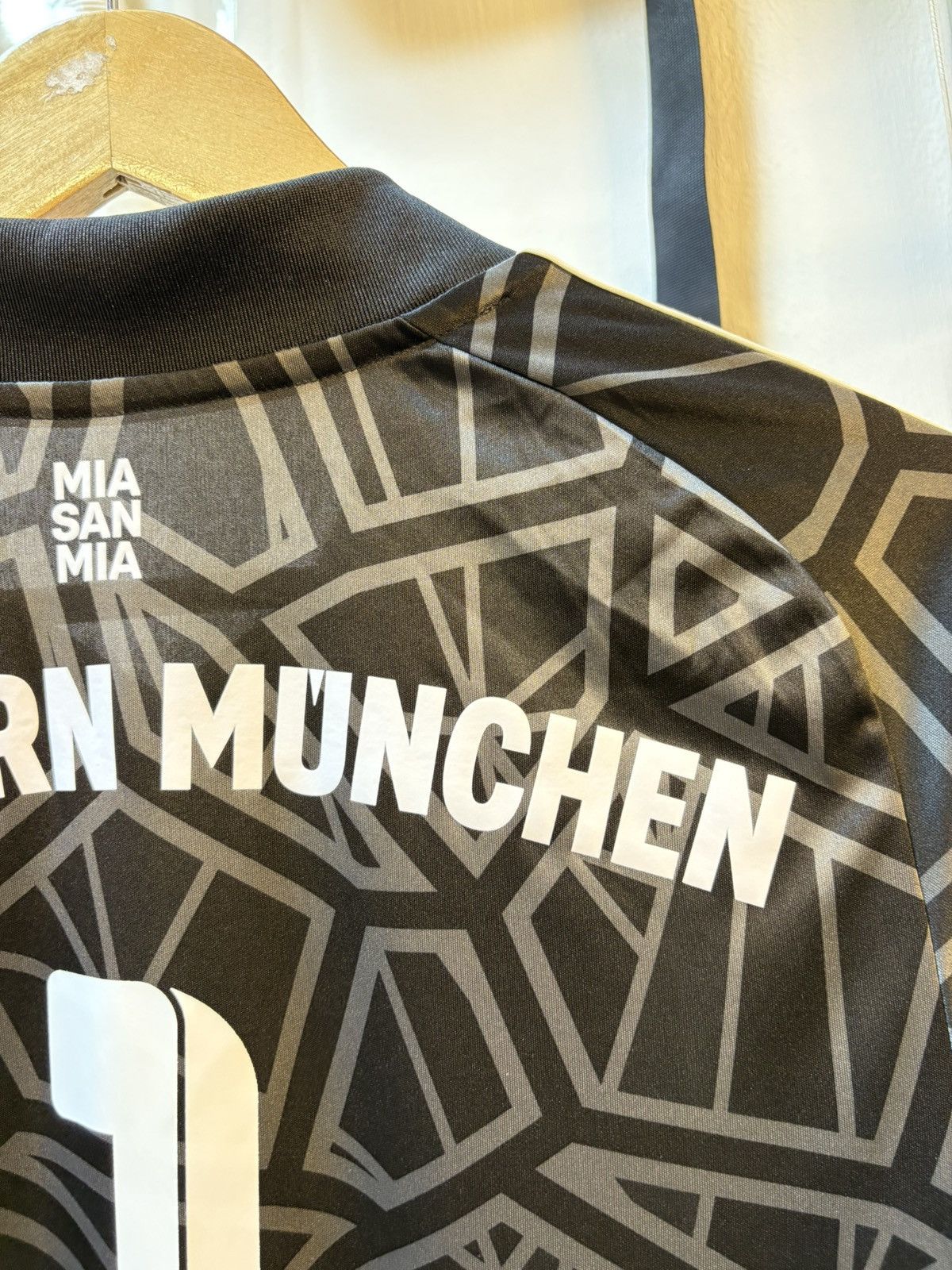Adidas 2022-2023 Bayern Munich Goalkeeper Kit Size US M / EU 48-50 / 2 - 11 Thumbnail