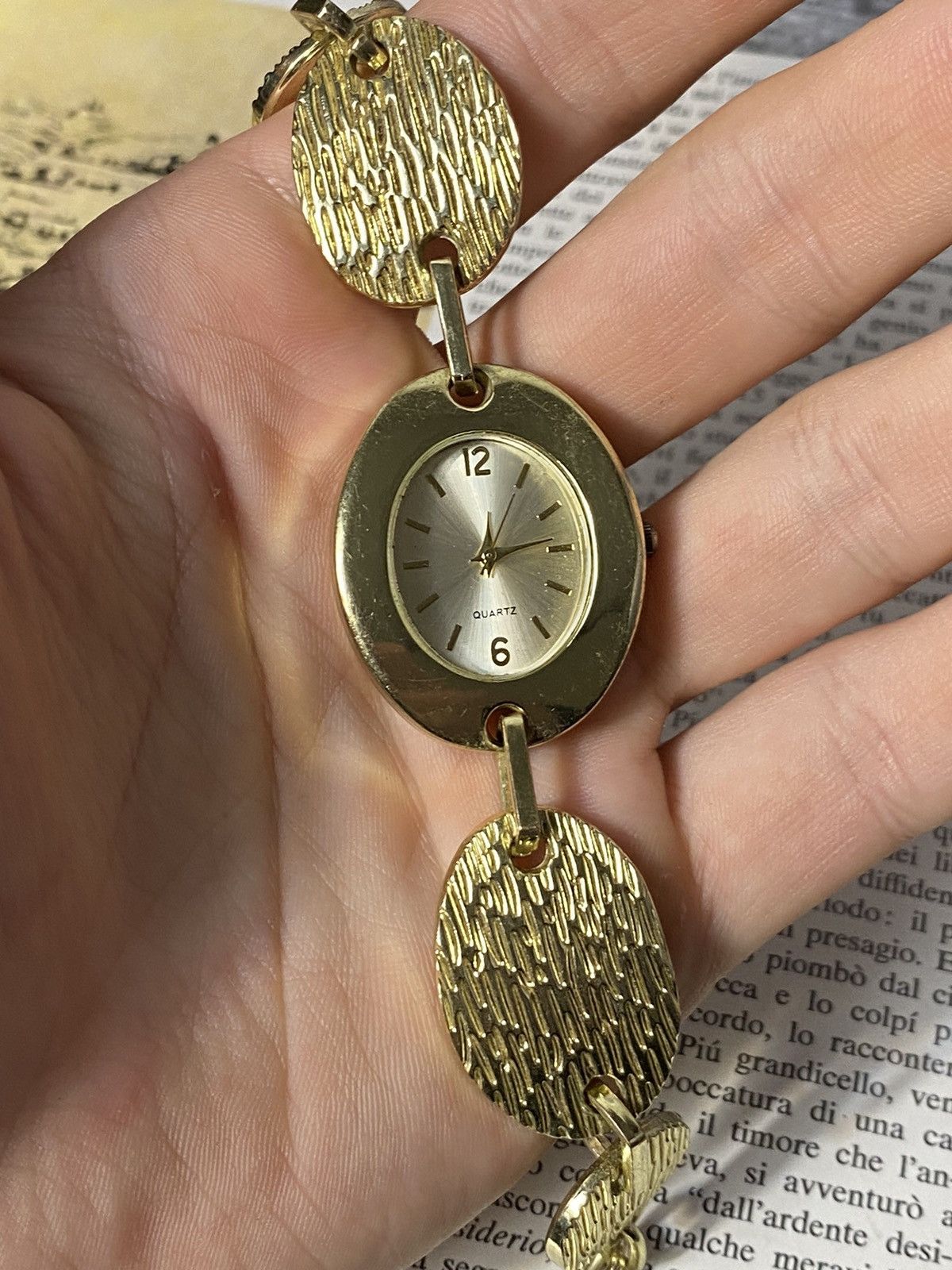 Japanese Brand Avon Vintage Women's Watch Gold Bracelet Size ONE SIZE - 9 Thumbnail