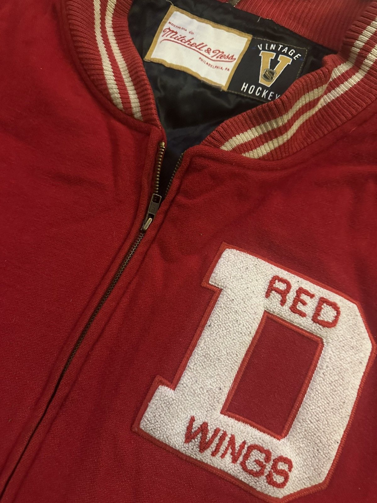 Mitchell & Ness Detroit Red Wings Mitchell & Ness Varsity Size US XL / EU 56 / 4 - 2 Thumbnail