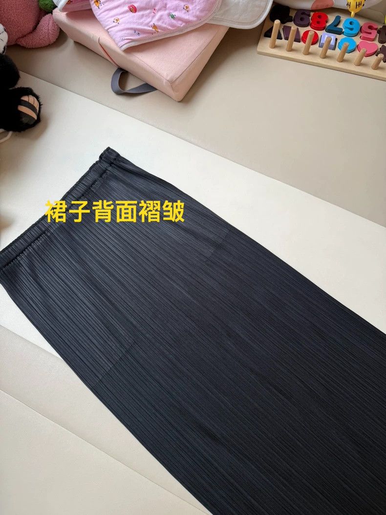 Issey Miyake Issey Miyake size:4 Black pleated basic straight skirt and Size 31" - 5 Thumbnail