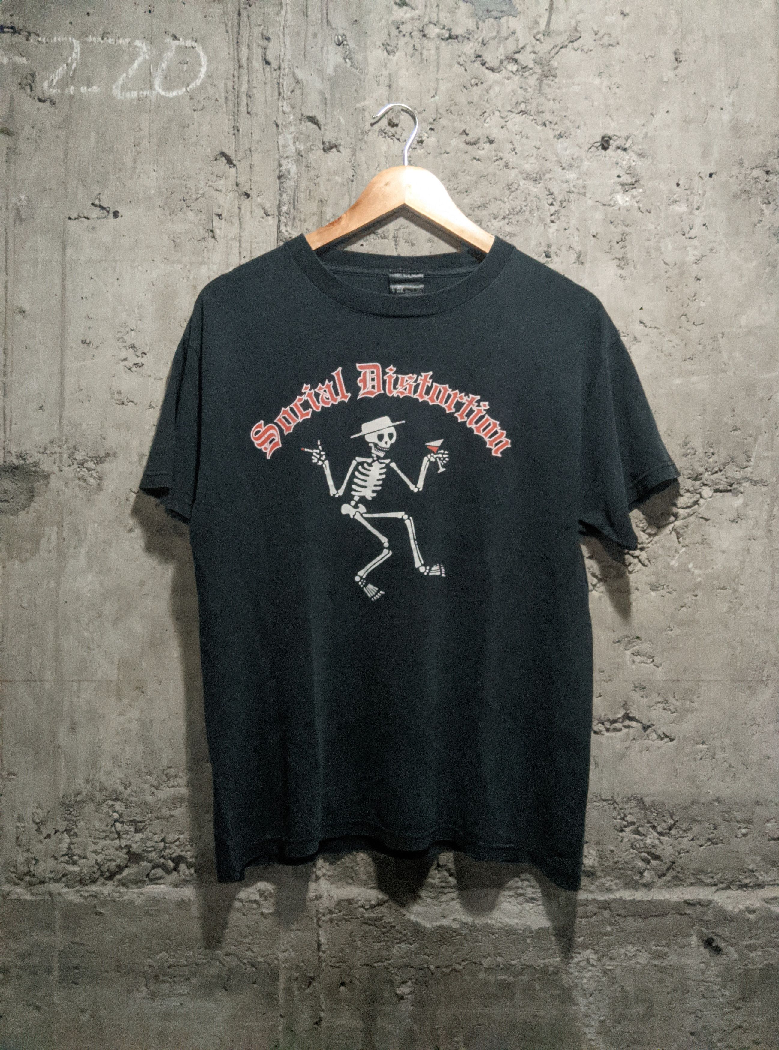 Band Tees Vintage 2000s social distortion punk thrashed grunge erd Size US M / EU 48-50 / 2 - 1 Thumbnail