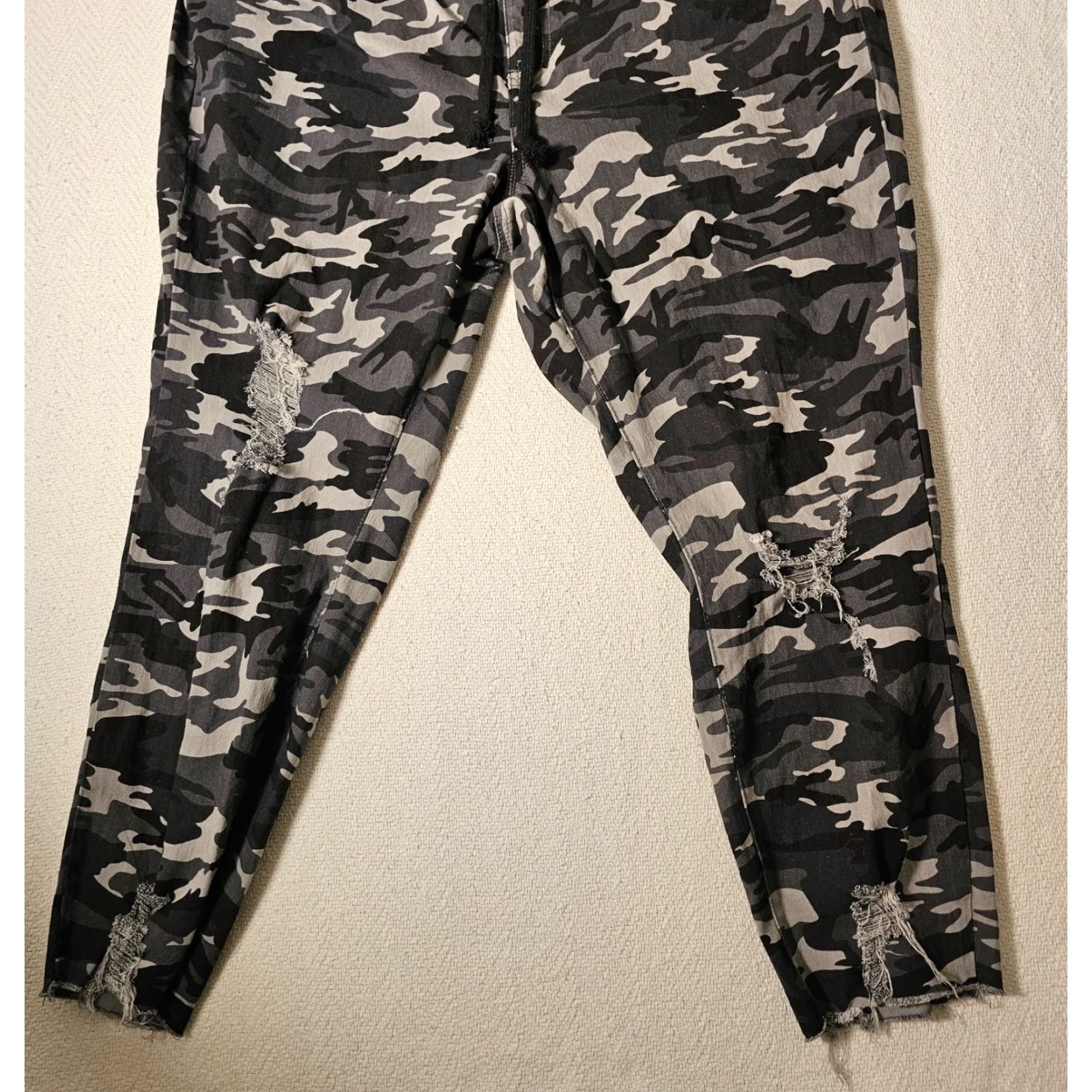 Vintage YMI Jeans Jogger Womens Size 2X Elastic Waist Distressed Pull On Camouflage Shirt Jeans? Size 40" / US 18 - 2 Thumbnail