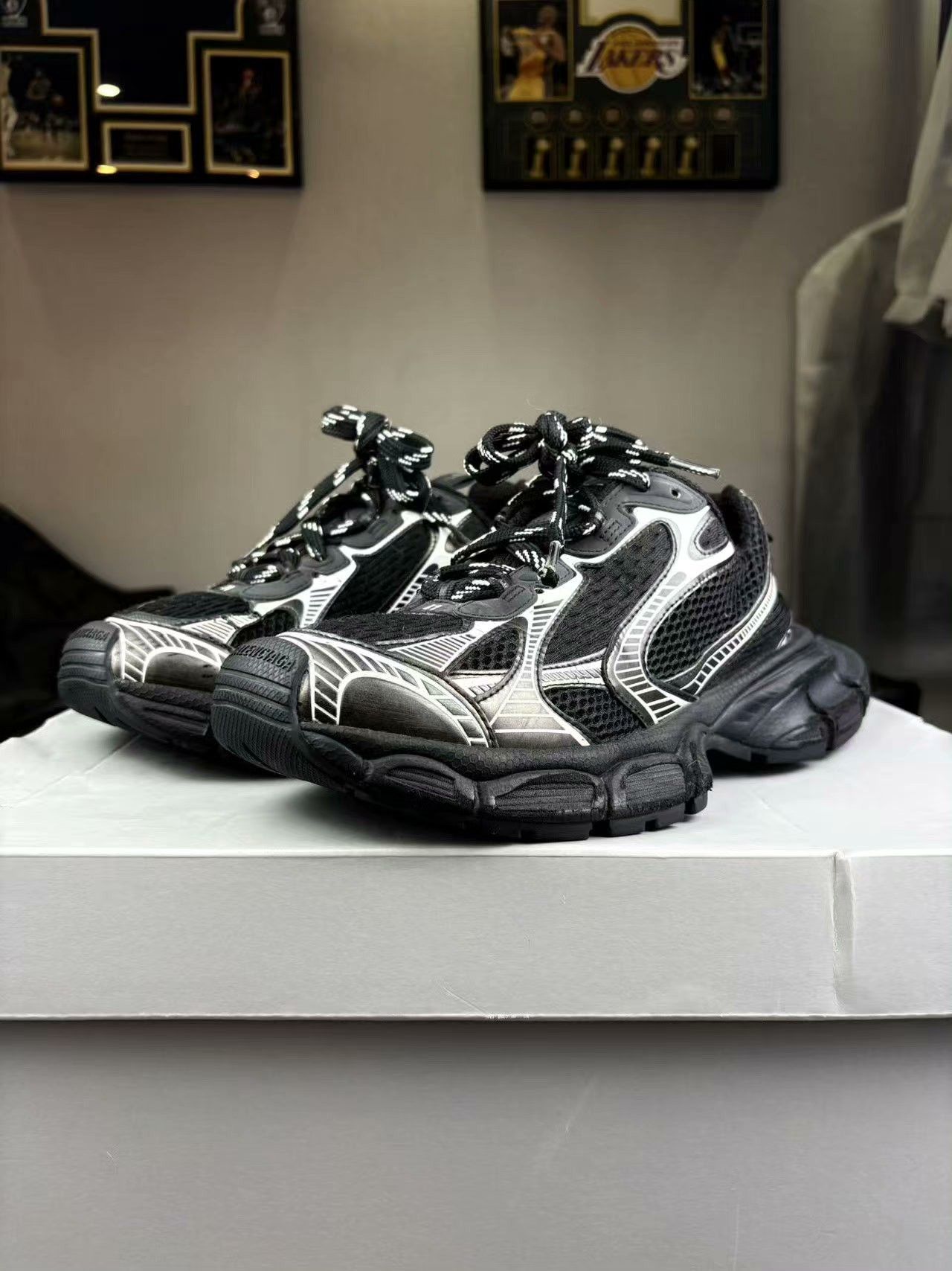 Balenciaga Balenciaga Silver Lowtop Sneakers 8.5 Men Size US 8.5 / EU 41-42 - 1 Thumbnail