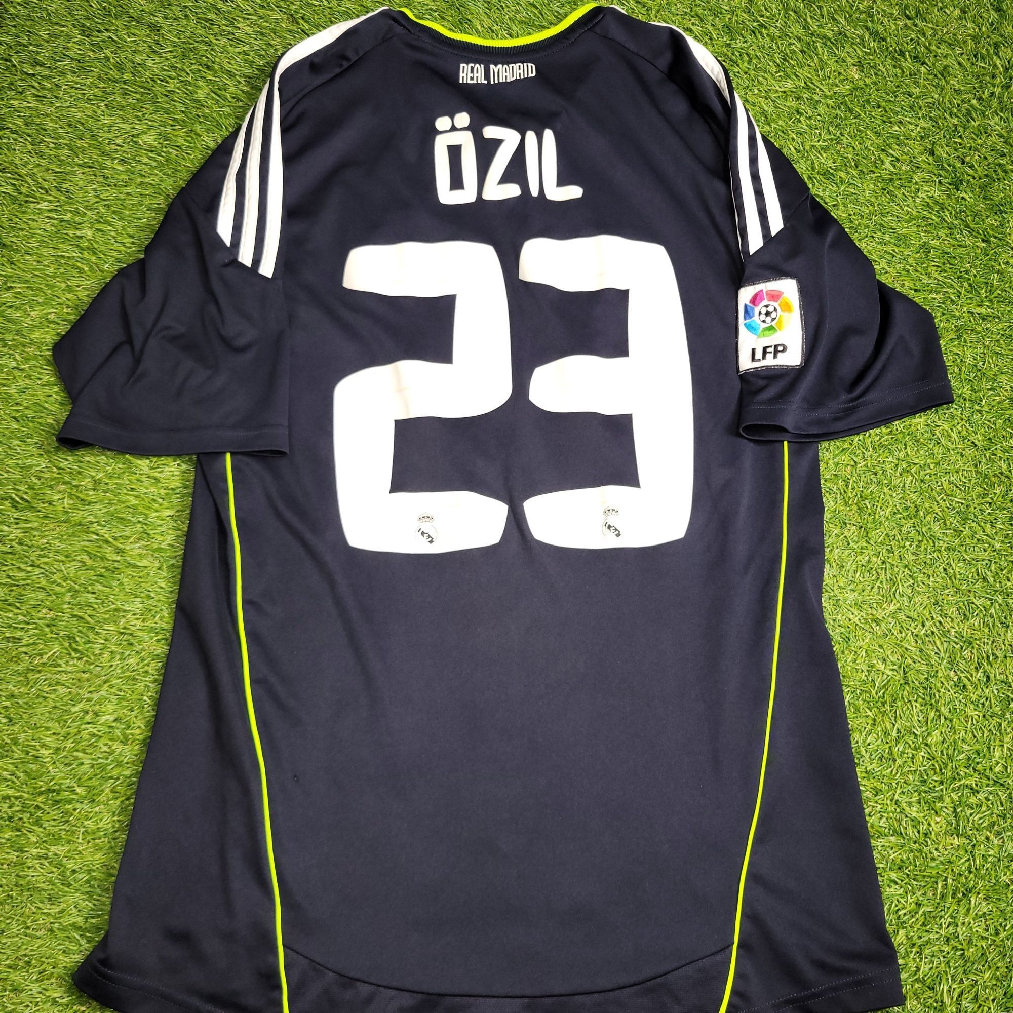 Adidas Ozil Real Madrid 2010 2011 Away Soccer Jersey Shirt M Size US M / EU 48-50 / 2 - 1 Thumbnail