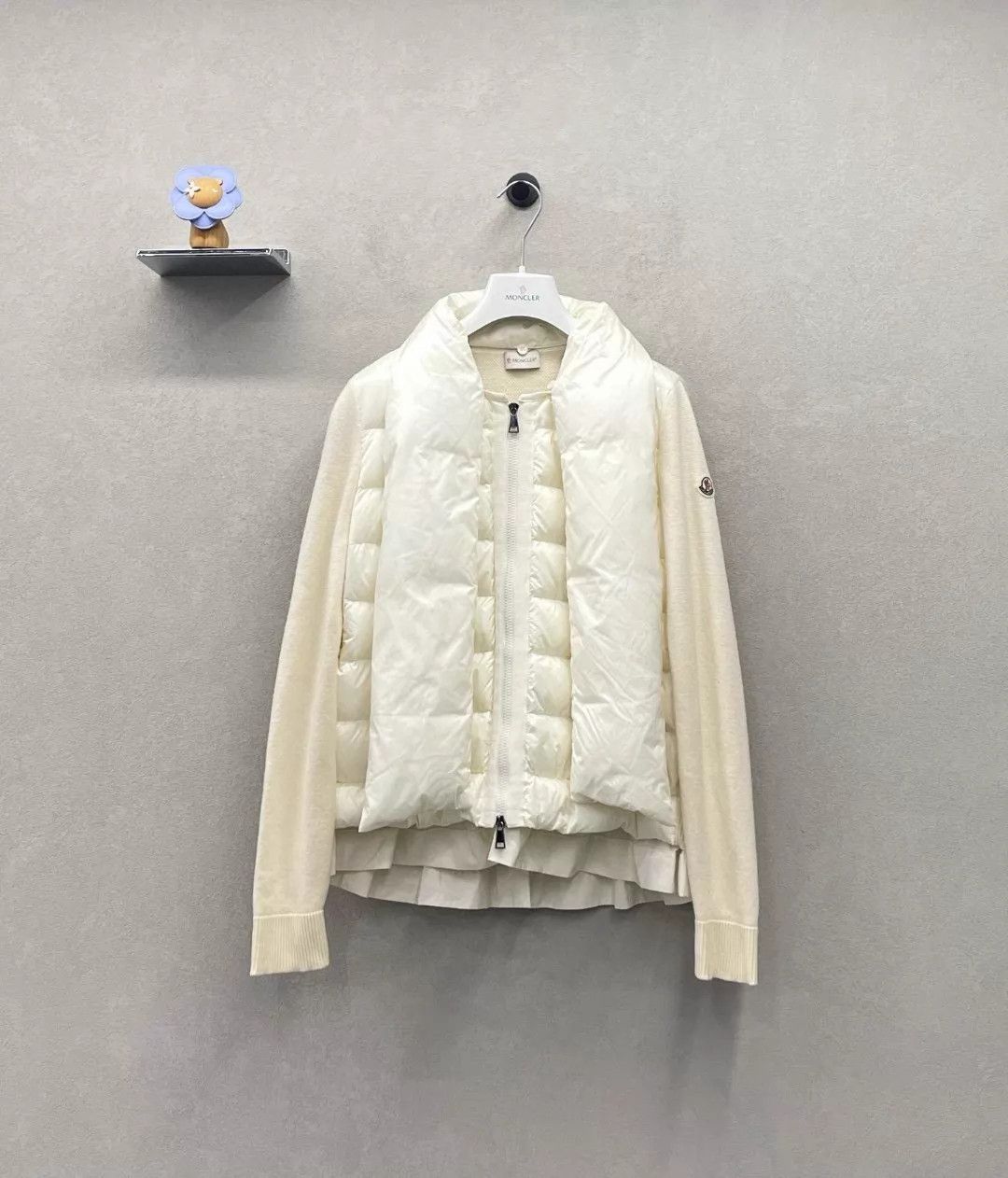 Moncler Moncler White Color Block Short Down Jacket L Size L / US 10 / IT 46 - 1 Thumbnail