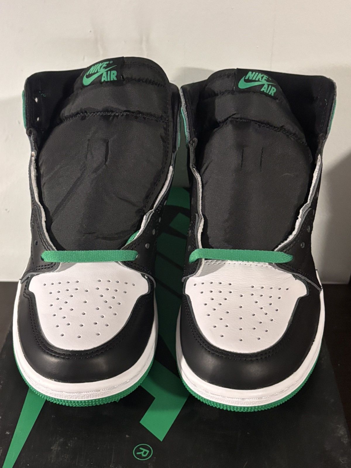 Jordan Brand Air Jordan 1 Retro High OG DZ5485-031 Green/White/Black Sz 9 Size US 9 / EU 42 - 4 Thumbnail