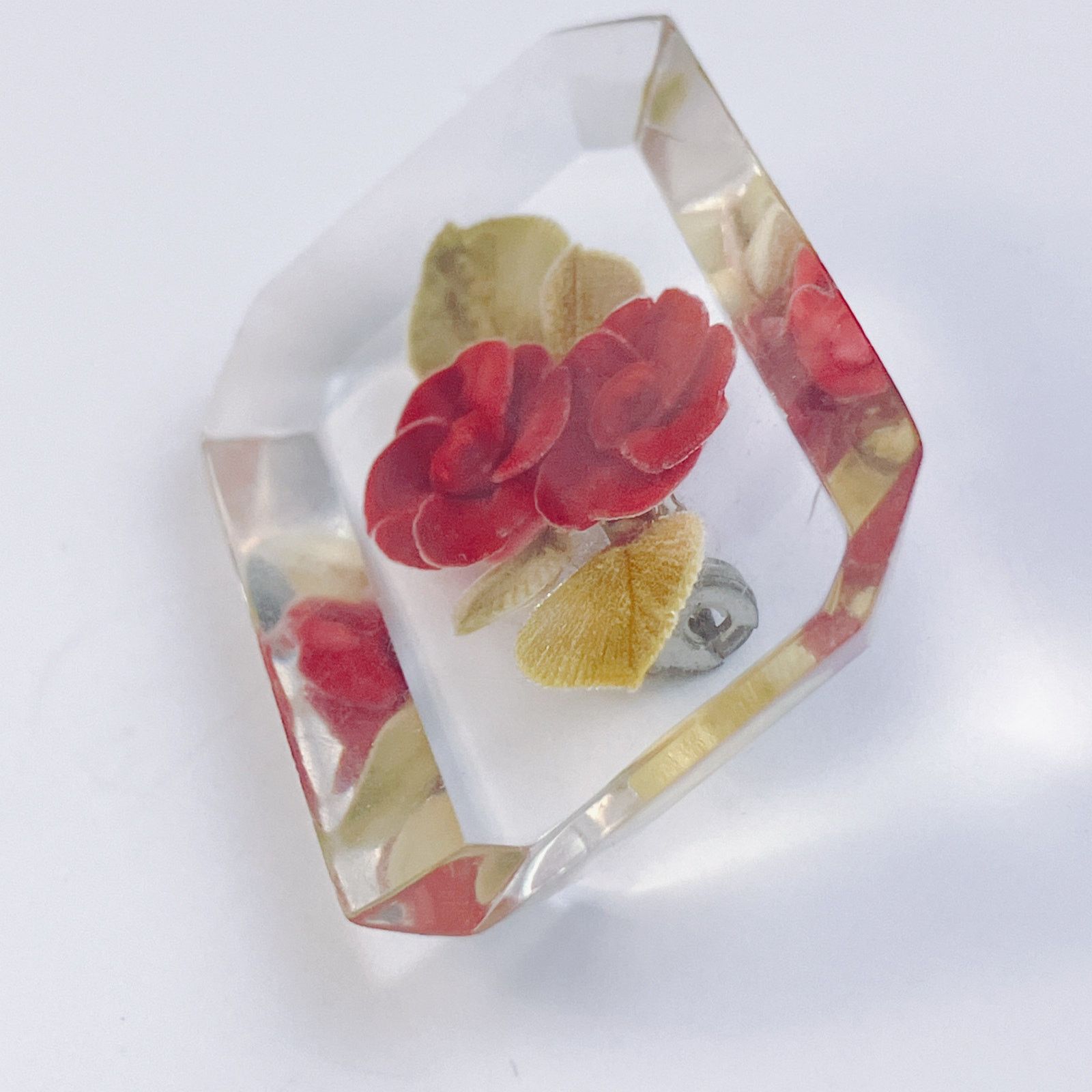 Vintage Vintage 1940s Reverse Carved Lucite Floral Brooch Red Roses Size ONE SIZE - 6 Thumbnail