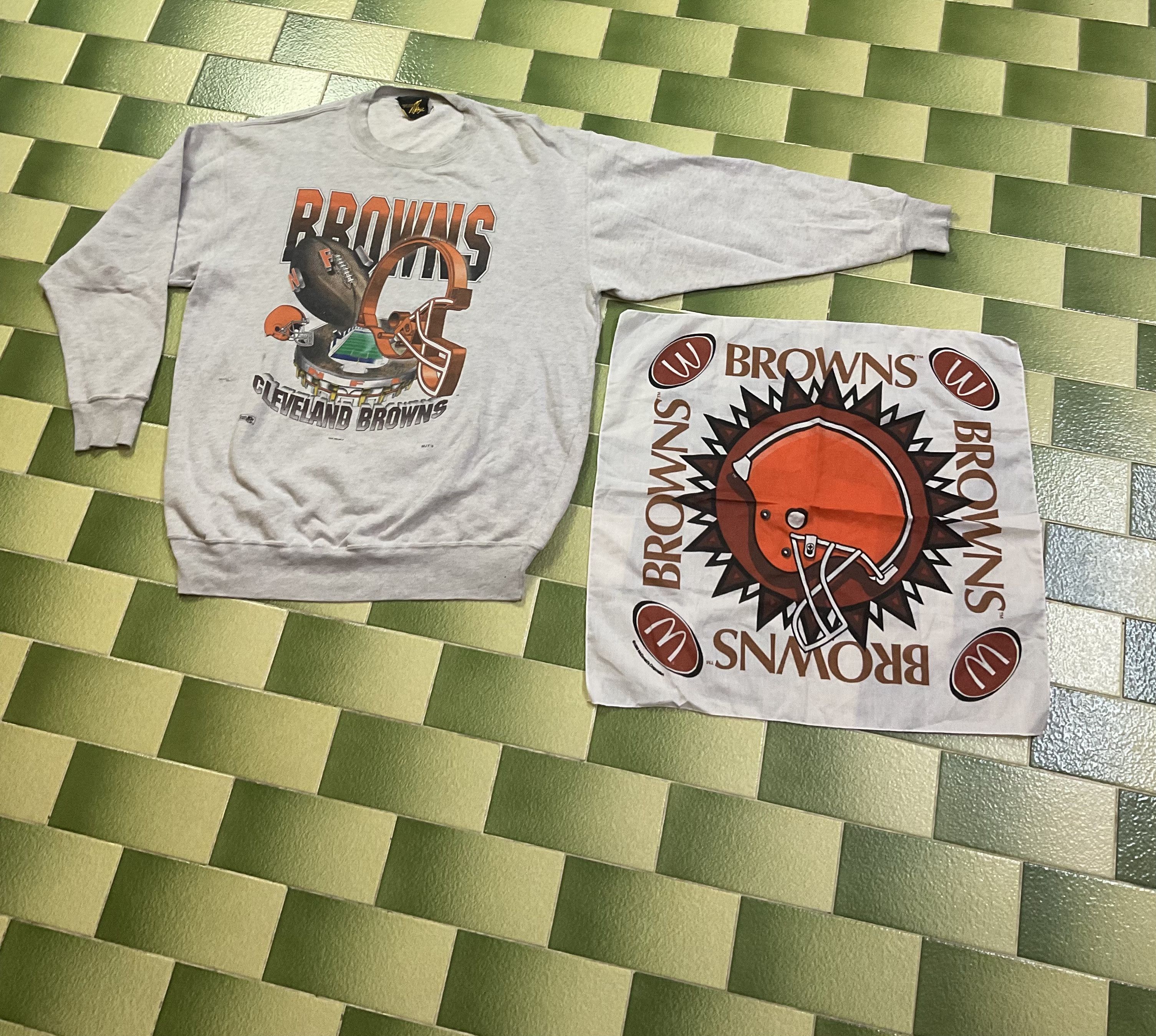 NFL Vtg 1994 Browns Sweatshirt FREE 1999 Browns Mcd Bandana Size US L / EU 52-54 / 3 - 1 Thumbnail