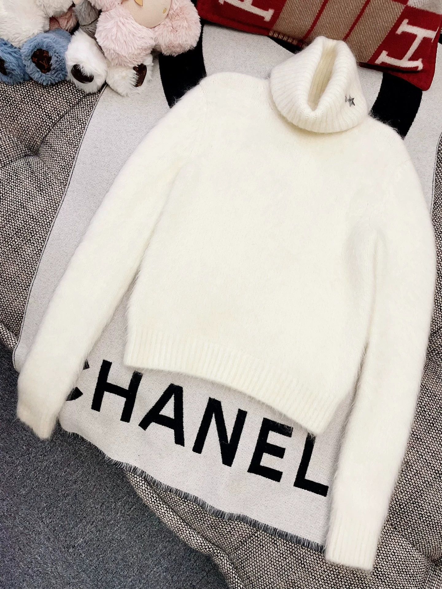 Saint Laurent Paris Saint Laurent Paris White mohair sweater Size US M / EU 48-50 / 2 - 1 Thumbnail