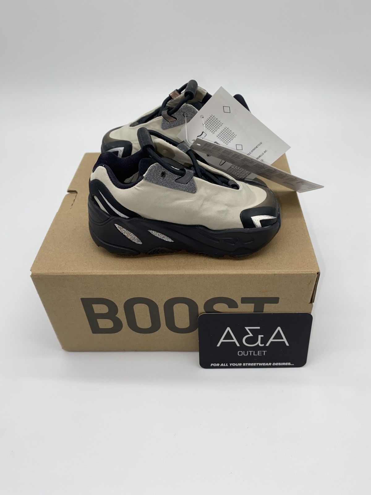 Adidas Yeezy Boost 700 MNVN Bone Infants US 4K Brand New Size US 4 / IT 34 - 7 Thumbnail