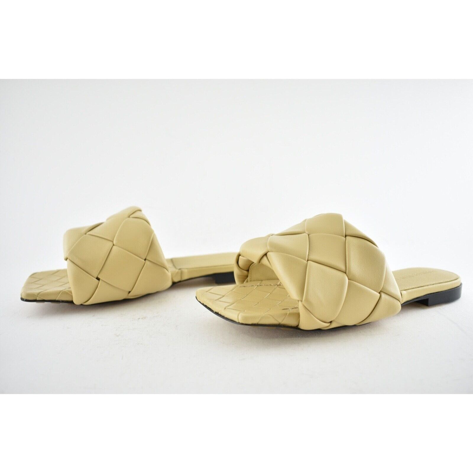 Bottega Veneta Bottega Veneta Lido Flat Slides Cane Sugar Beige Intrecciato Size US 7 / IT 37 - 9 Thumbnail