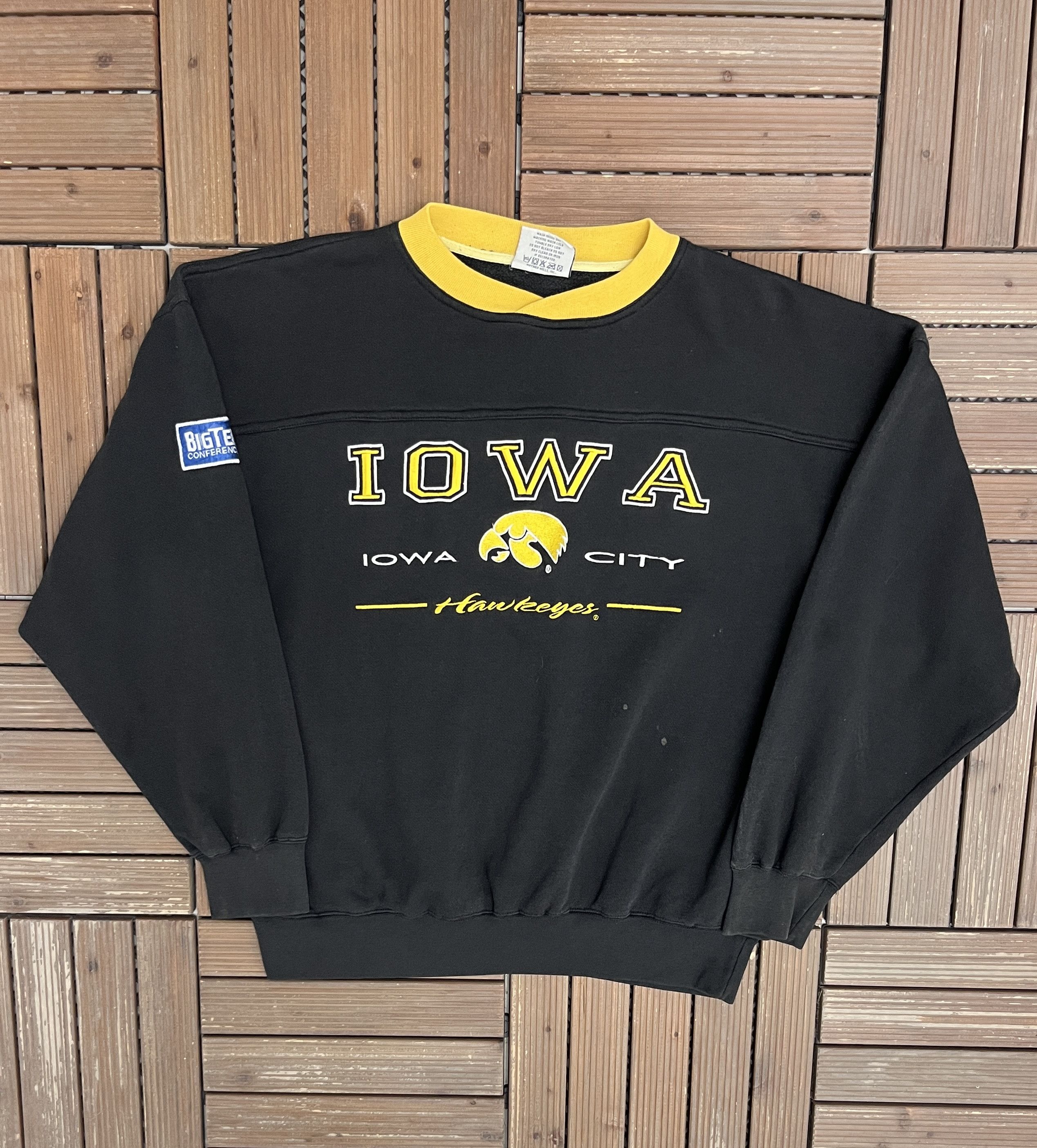Vintage Iowa Hawkeyes Embroidered Vintage Black Crewneck Sweater Size US L / EU 52-54 / 3 - 1 Thumbnail