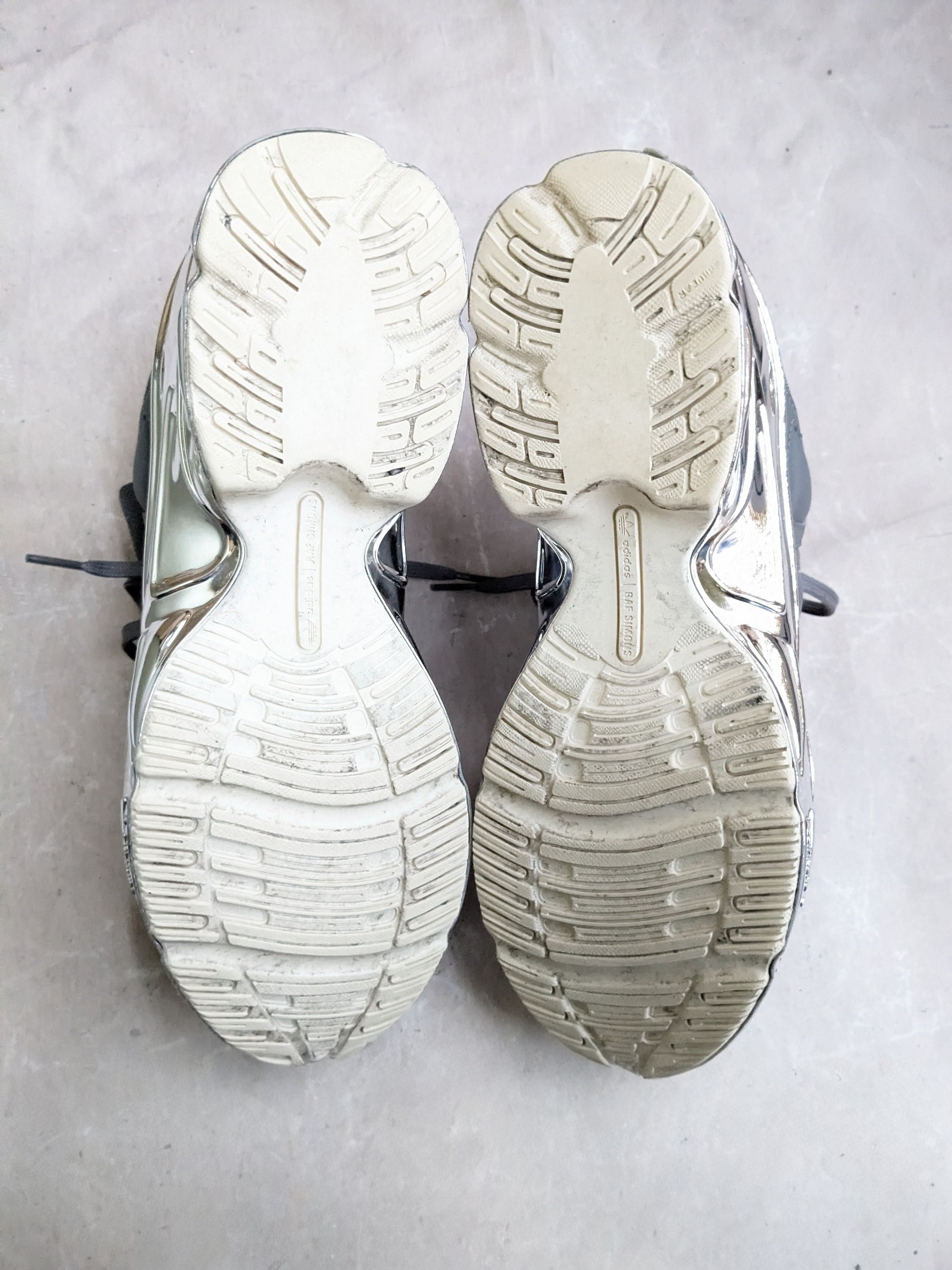 Raf Simons Raf Simons x Adidas Ozweego Metallic Ash Gray 10.5 EE7946 Size US 10.5 / EU 43-44 - 15 Thumbnail