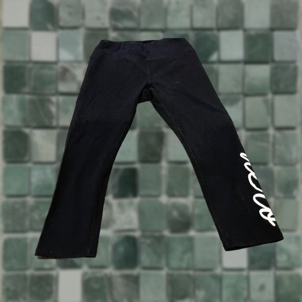 Vintage Aéropostale Capris Pants Womens 26x19 Black Spell out on Side Capri Regular Tapered Cotton Polyester Blended Fabric Activewear Women Size 26" / US 2 / IT 38 - 1 Thumbnail