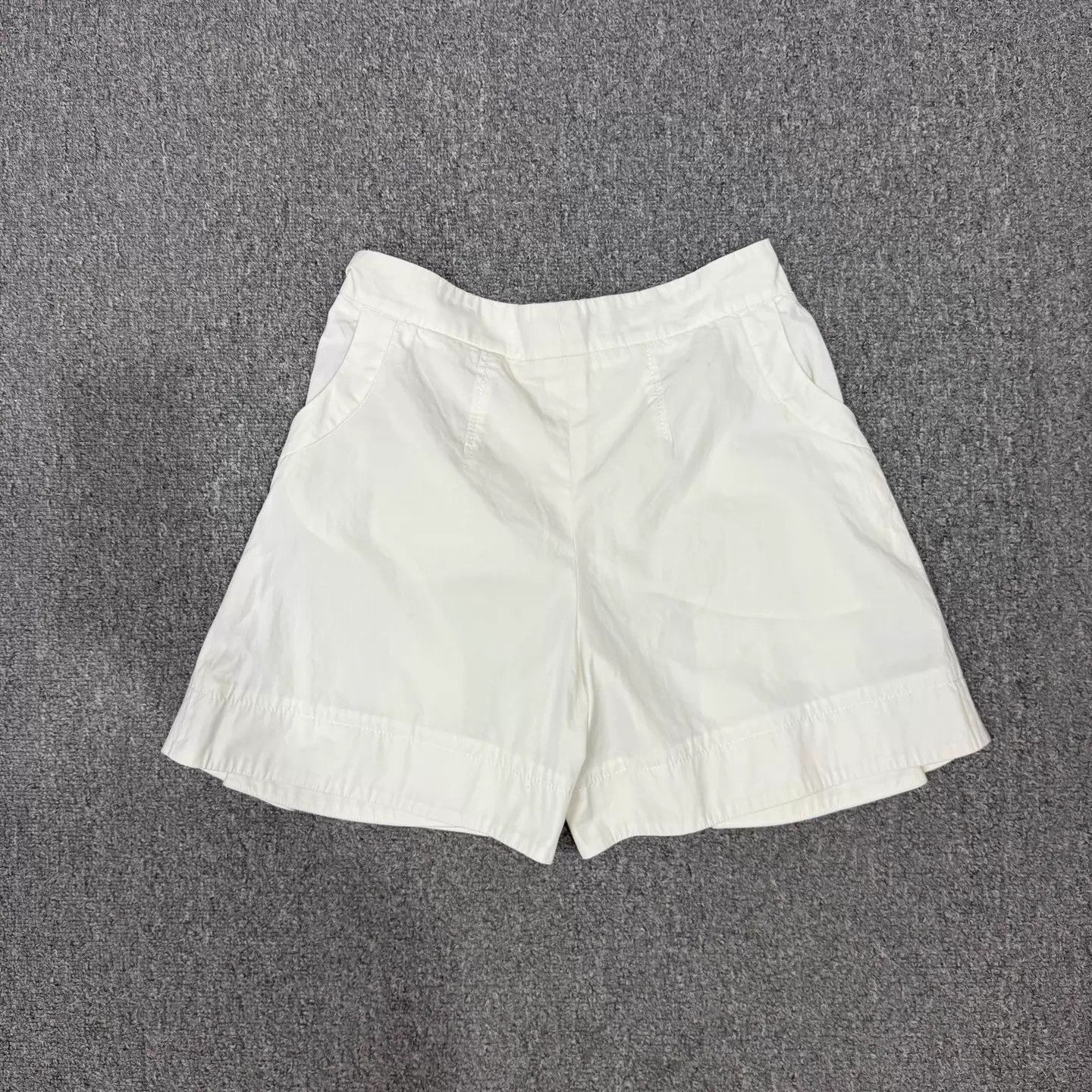 Louis Vuitton Louis Vuitton white short skirt 34 95new Size 25" / US 0 / IT 36 - 2 Thumbnail