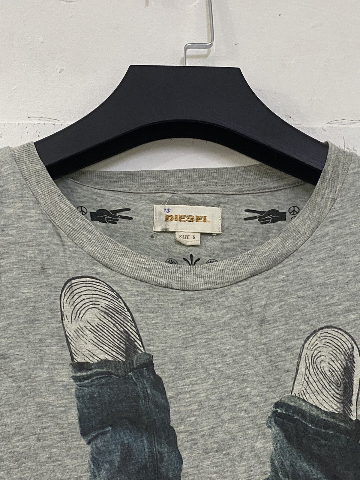 Diesel 💥VINTAGE DIESEL FINGER PEACE SIGN BIG PRINT WEARING A JEANS Size US S / EU 44-46 / 1 - 7 Thumbnail