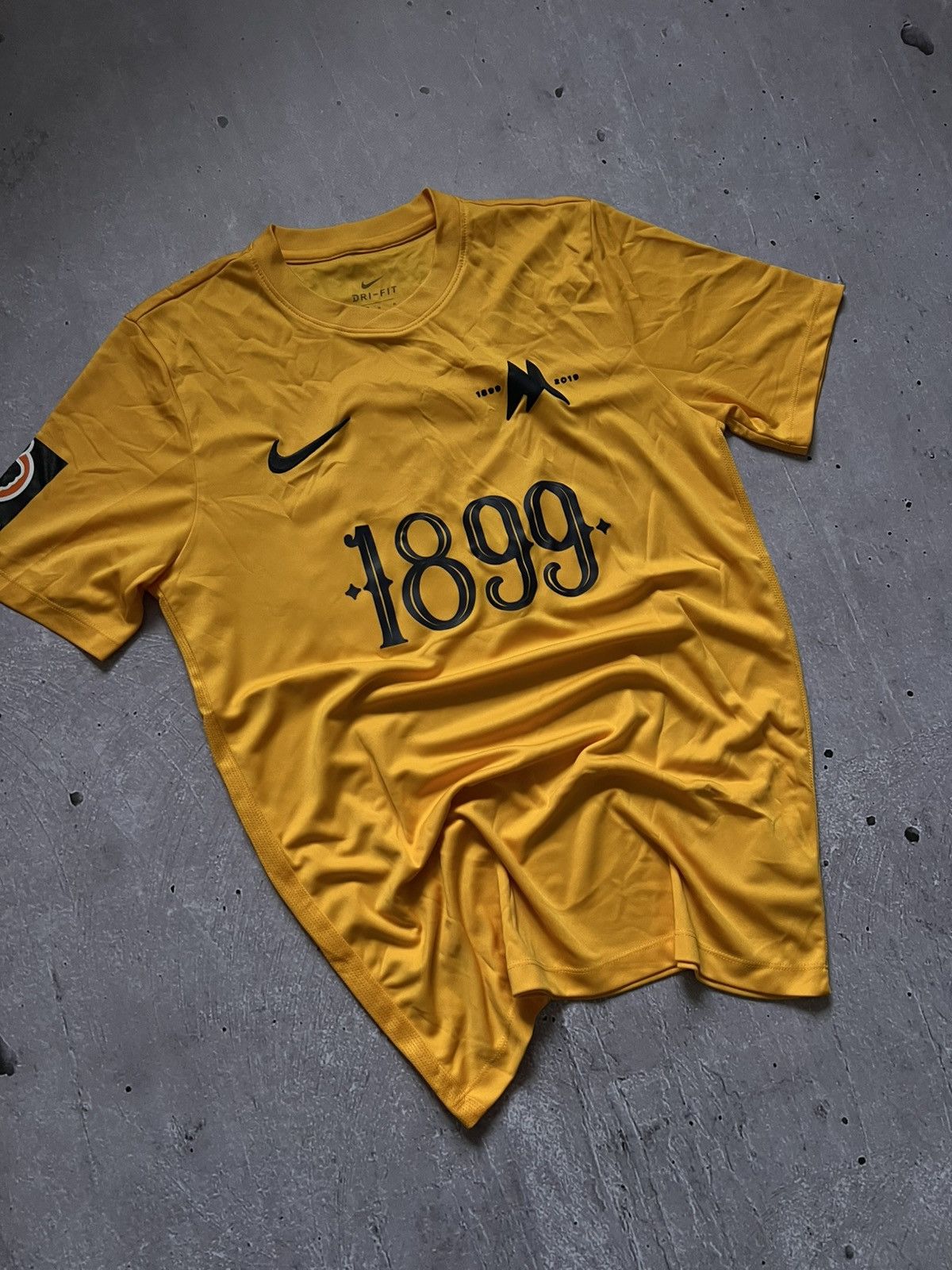 Nike Torquay United 2019-20 Nike t-shirt football jersey sz M #25 Size US M / EU 48-50 / 2 - 1 Thumbnail
