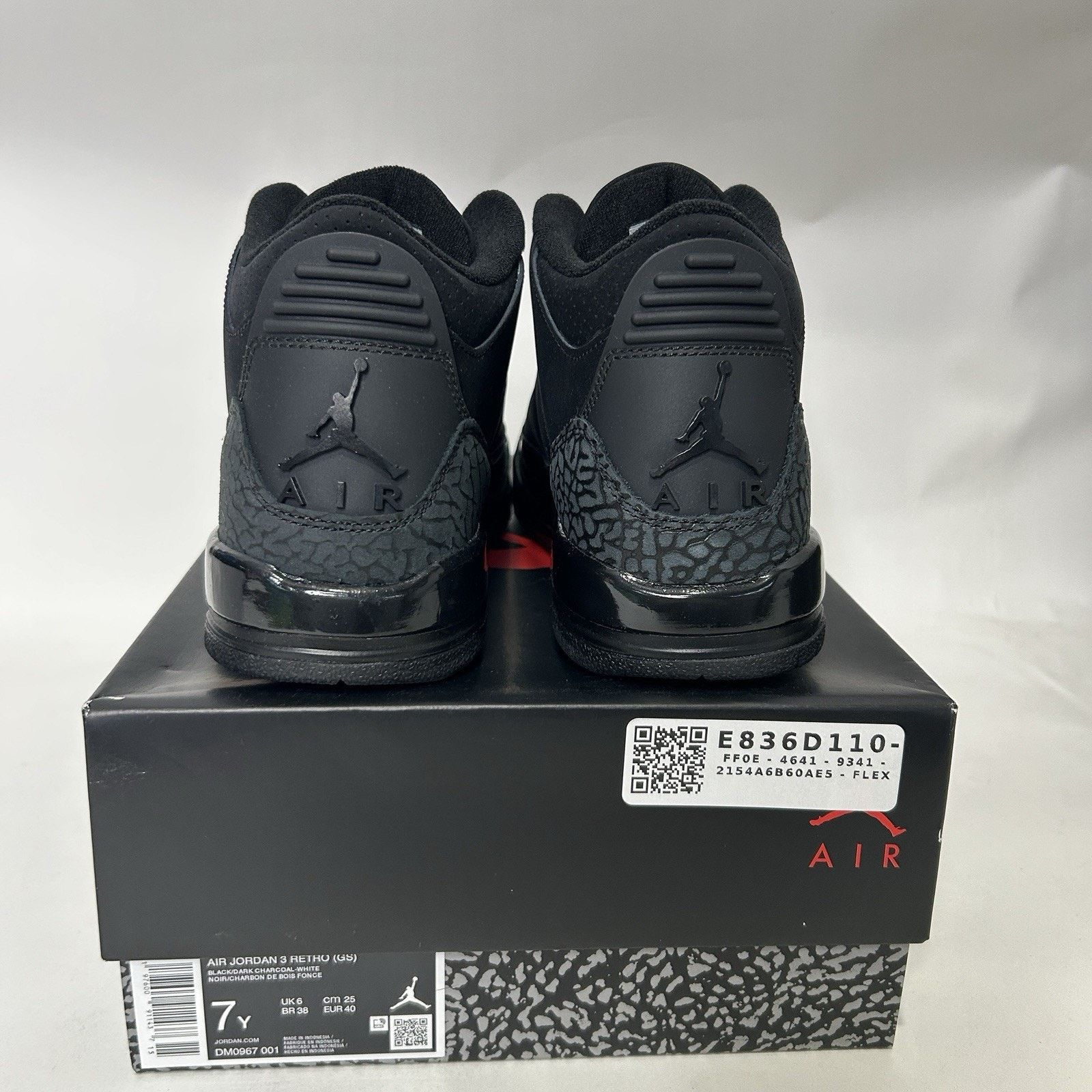 Jordan Brand Nike Air Jordan 3 Retro (GS) "Black Cat" Size US 8.5 / IT 38.5 - 4 Thumbnail