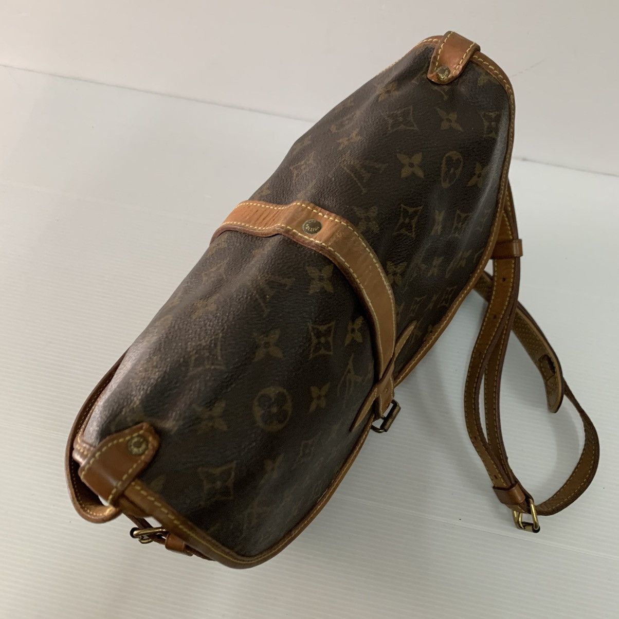 Louis Vuitton Louis Vuitton Monogram Saumur 30 Slingbag Size ONE SIZE - 8 Thumbnail
