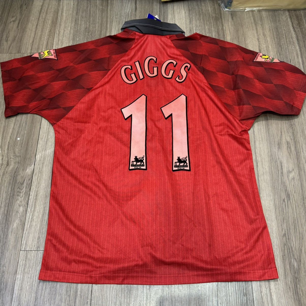 Umbro Manchester united 96/98 home shirt #11 Giggs (bnwt) Size US L / EU 52-54 / 3 - 2 Thumbnail