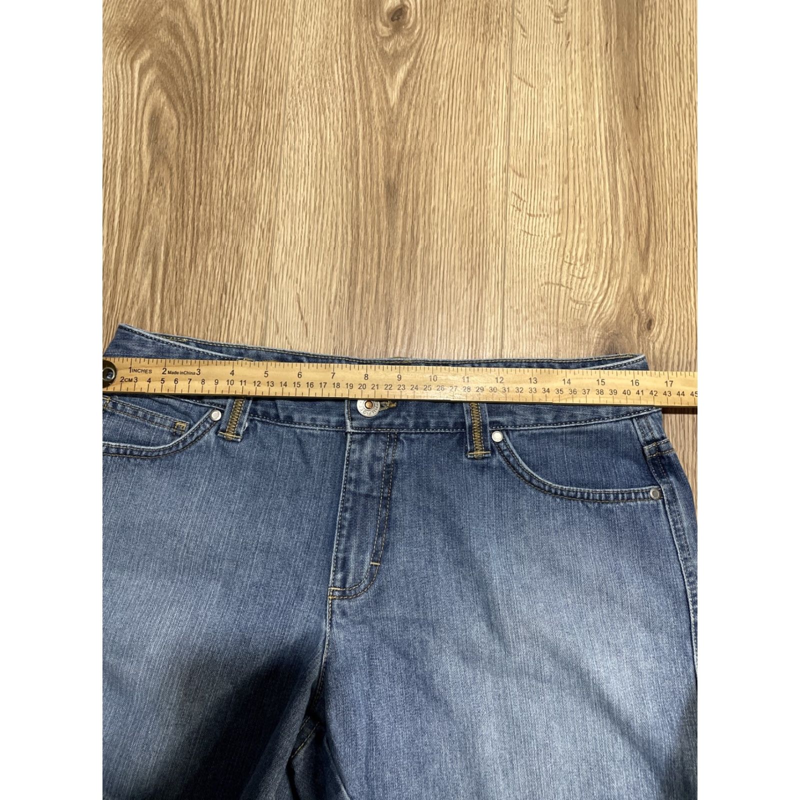 Tommy Hilfiger VINTAGE Tommy Hilfiger Women's Denim Shorts Blue 90s Casual Summer Size 10 Size 32" / US 10 / IT 46 - 4 Thumbnail