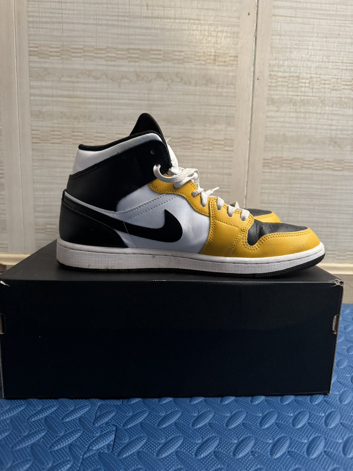 Jordan Brand Air Jordan 1 Mid Size US 10.5 / EU 43-44 - 6 Thumbnail
