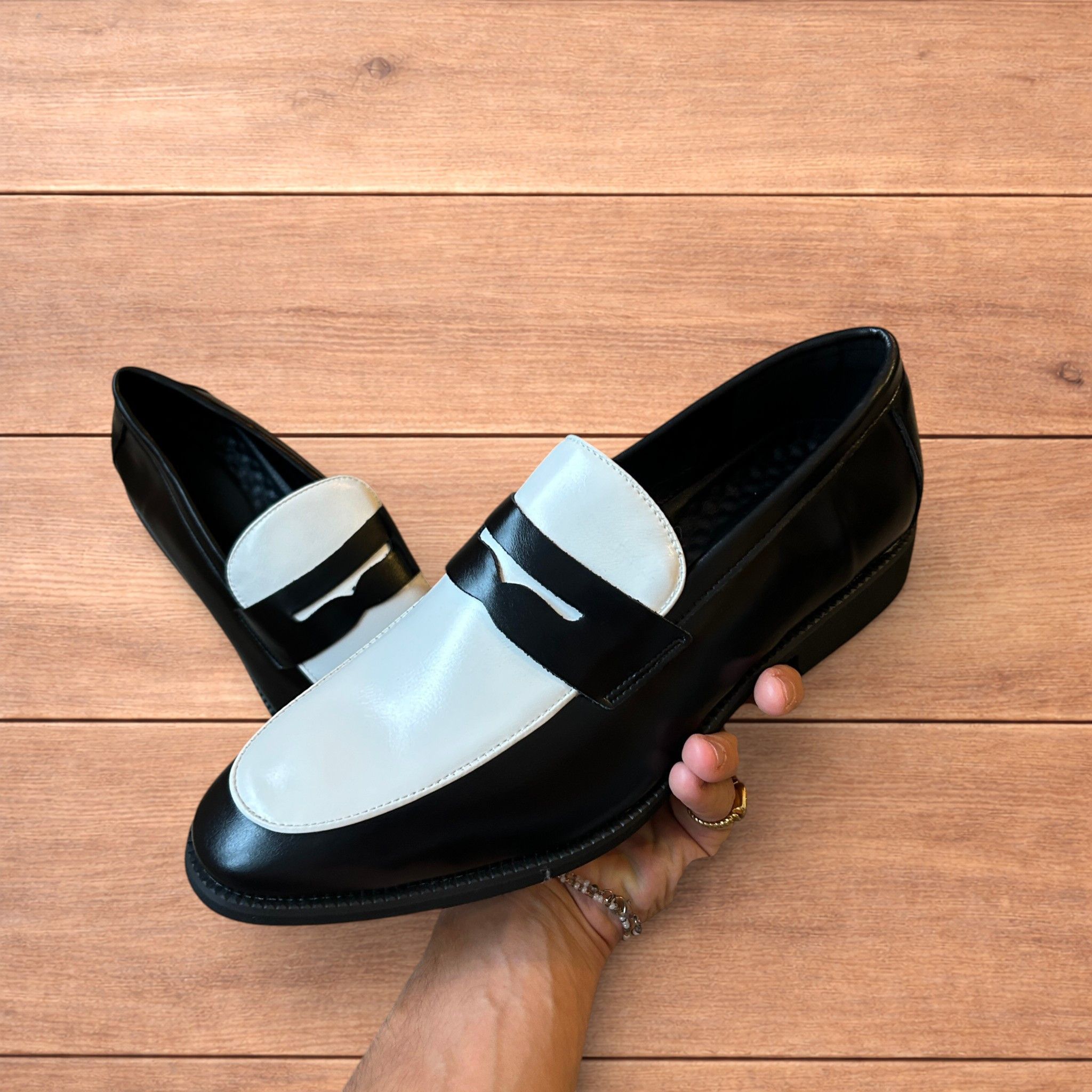 Japanese Brand Classic style penny loafers shoes in black and white design. Size US 11 / EU 44 - 2 Thumbnail