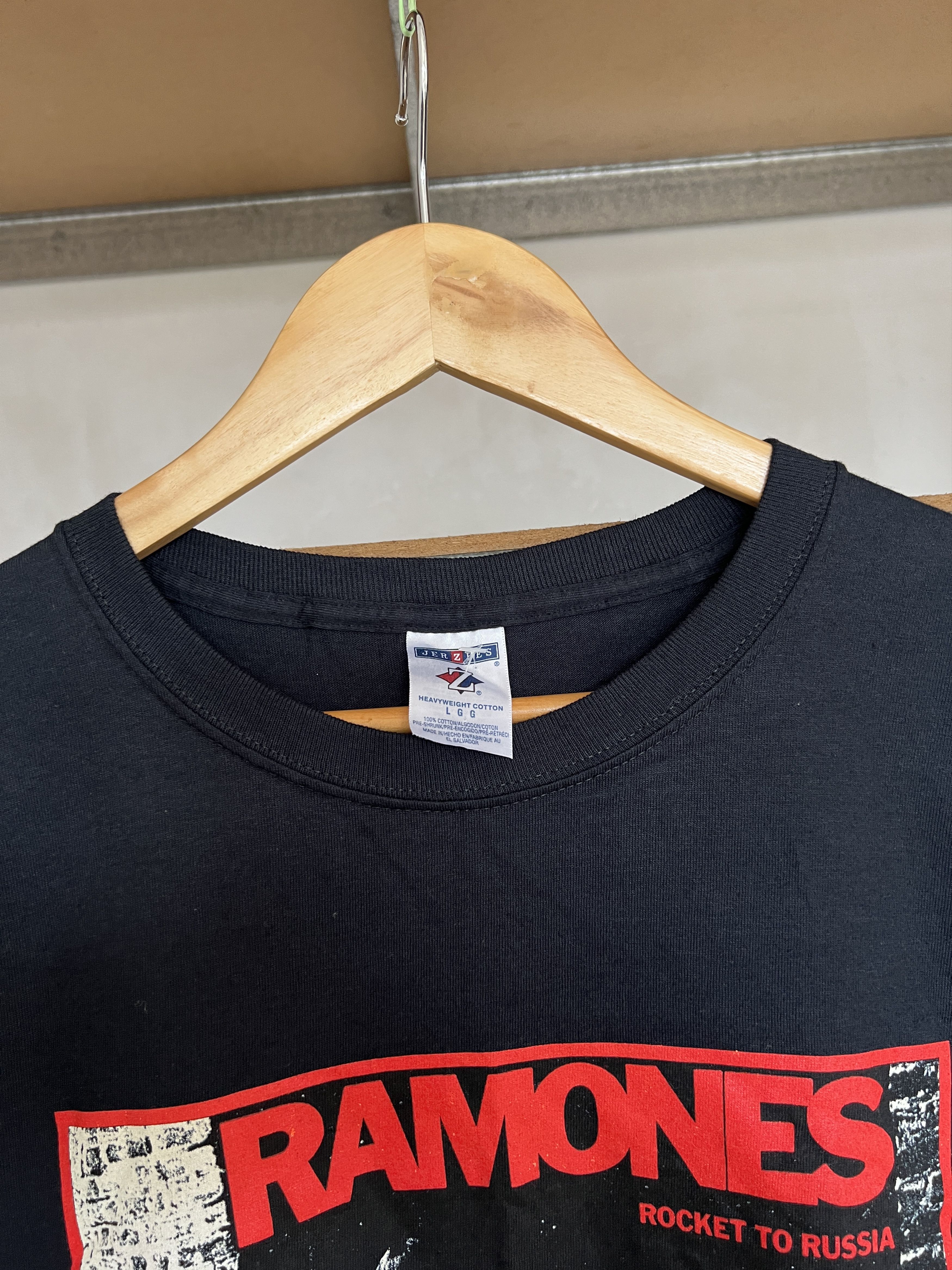 Band Tees Vintage 2007 Ramones Rockets To russia Rock Band T-shirt Size US L / EU 52-54 / 3 - 3 Thumbnail