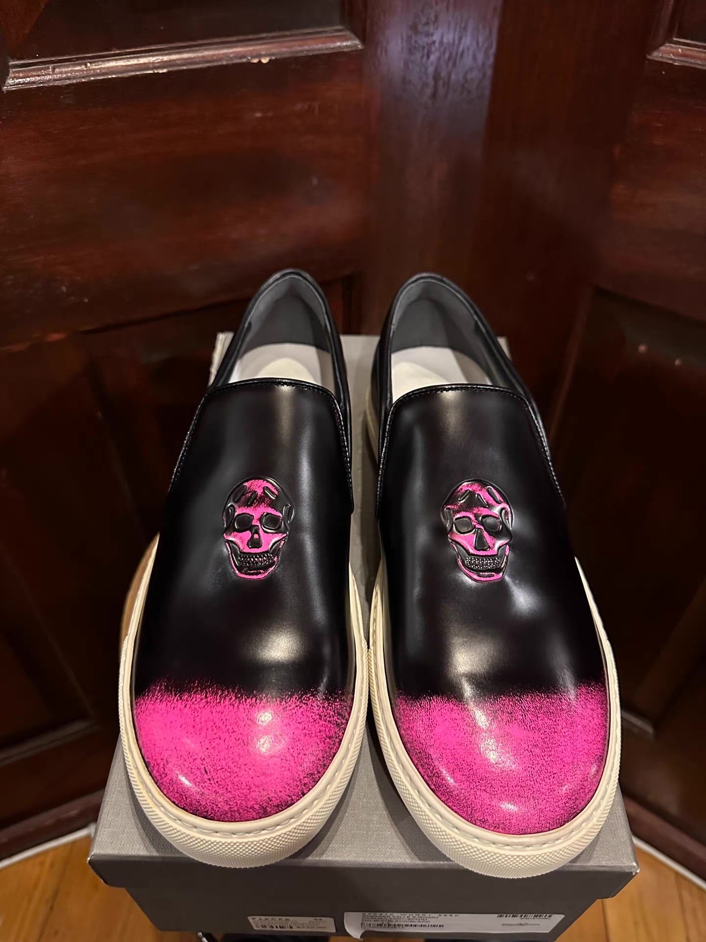 Alexander McQueen Alexander McQueen Men's Embossed Pink Skull Slip-Ons Ｑ25 Size US 7 / EU 40 - 4 Thumbnail