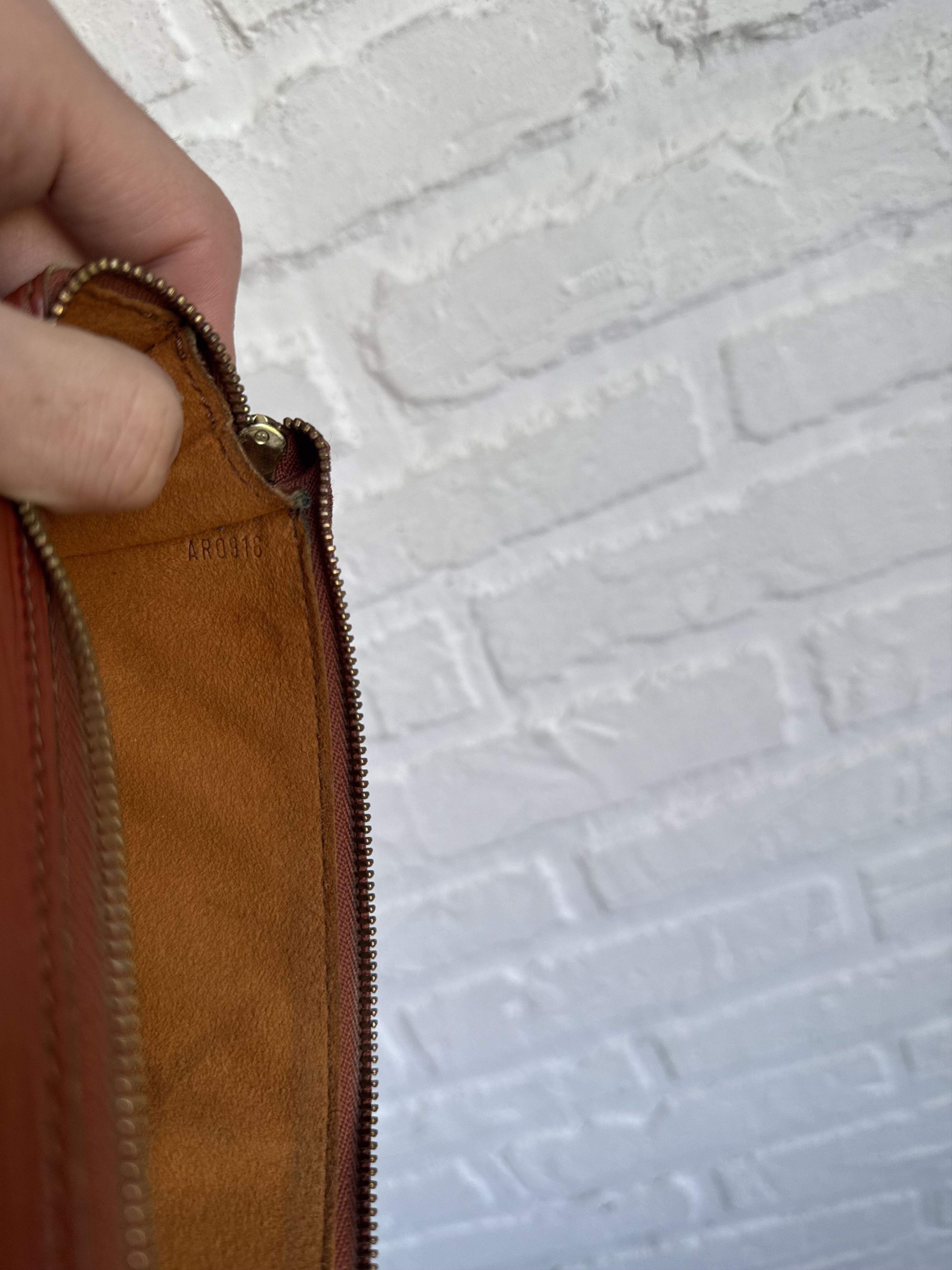 Louis Vuitton Vintage 1996 Louis Vuitton Epi leather pochette bag AR0916 Size ONE SIZE - 6 Thumbnail