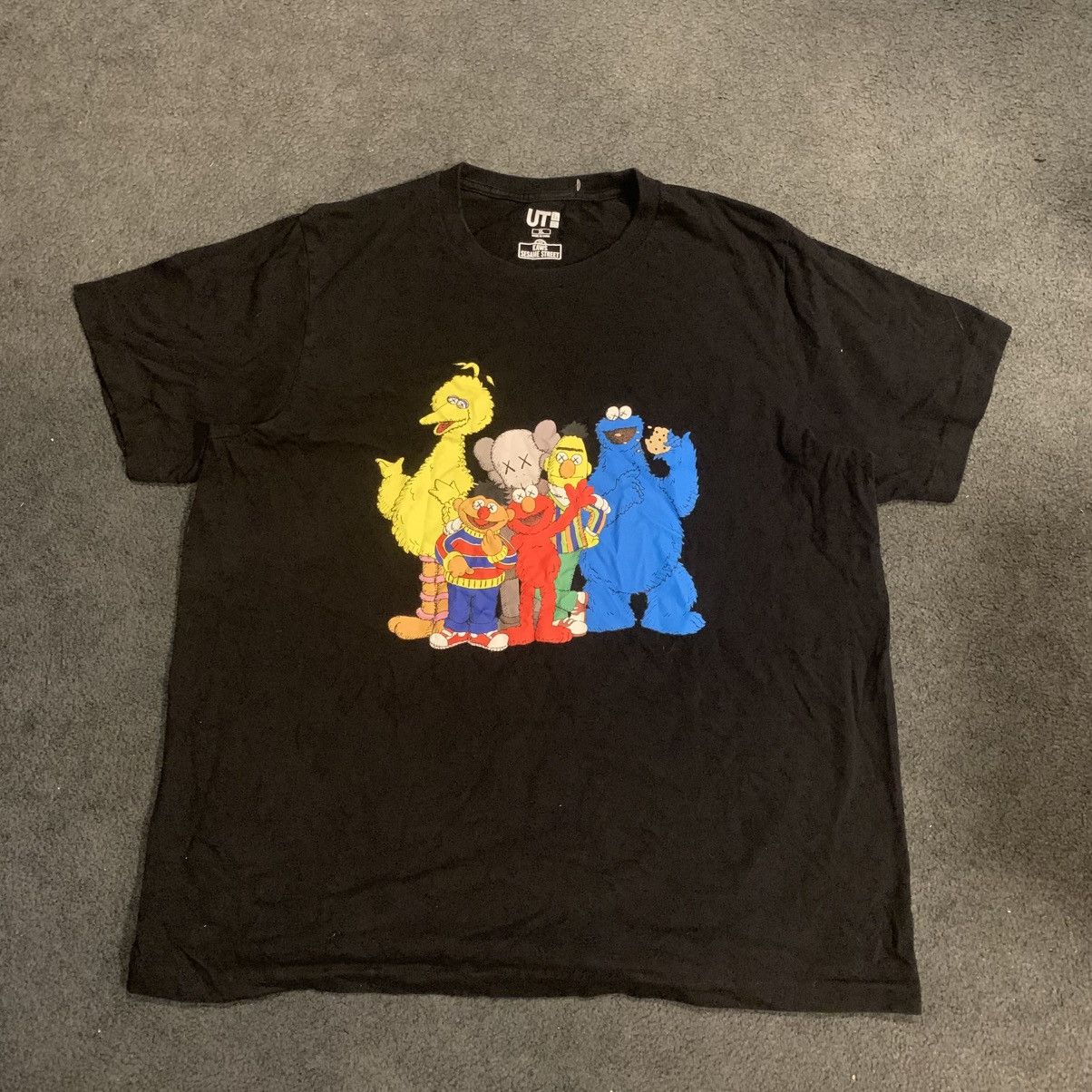 Kaws × Uniqlo RARE UNIQLO X KAWS X SESAME STREET GROUP 2 TEE Size US XL / EU 56 / 4 - 1 Thumbnail