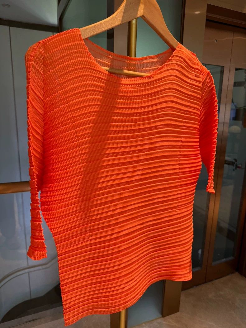 Issey Miyake Issey Miyake The main line is an orange-red pleated top Size XS / US 0-2 / IT 36-38 - 1 Thumbnail