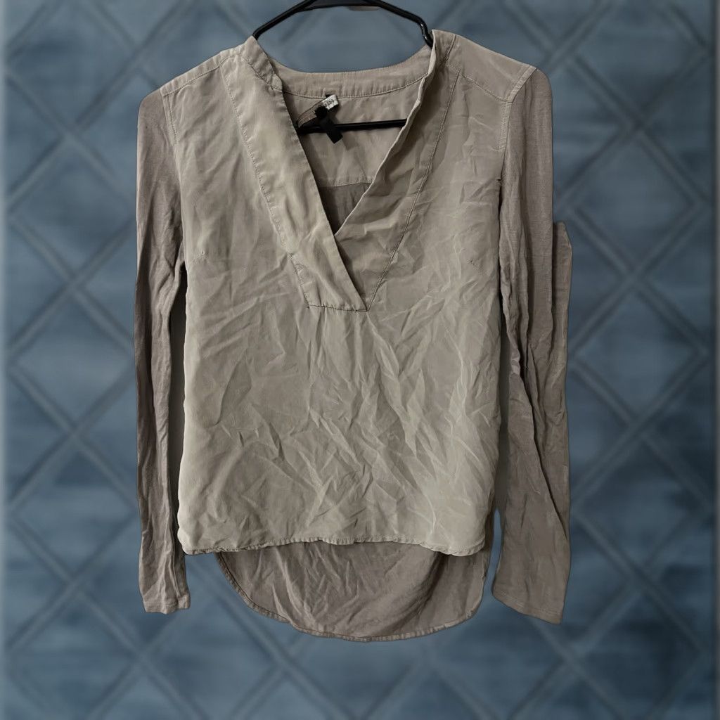 Bcbgmaxazria VINTAGE BCBG MAX AZRIA Gray Blouse XS/XXS Lightweight V-Neck Long Sleeve Chiffon Rayon/Polyester Spandex Sheer Closet Classic/Designer Womens Blouse Size XXS / US 00 / IT 34 - 1 Thumbnail