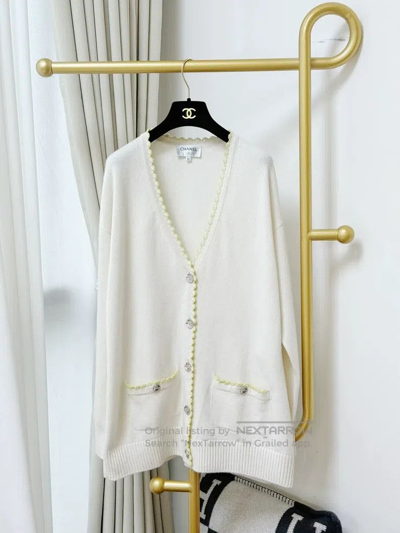 Chanel Chanel 25c yellow wavy lace beige cashmere knitted cardiga Size S / US 4 / IT 40 - 1 Thumbnail