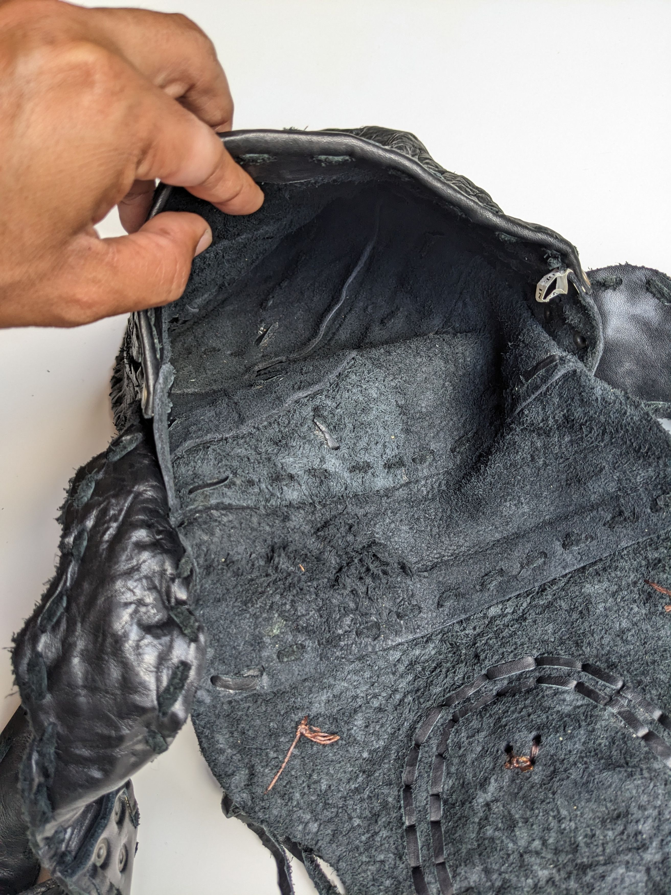 KMRii Cross bones gothic cowhide sling bag Size ONE SIZE - 8 Thumbnail