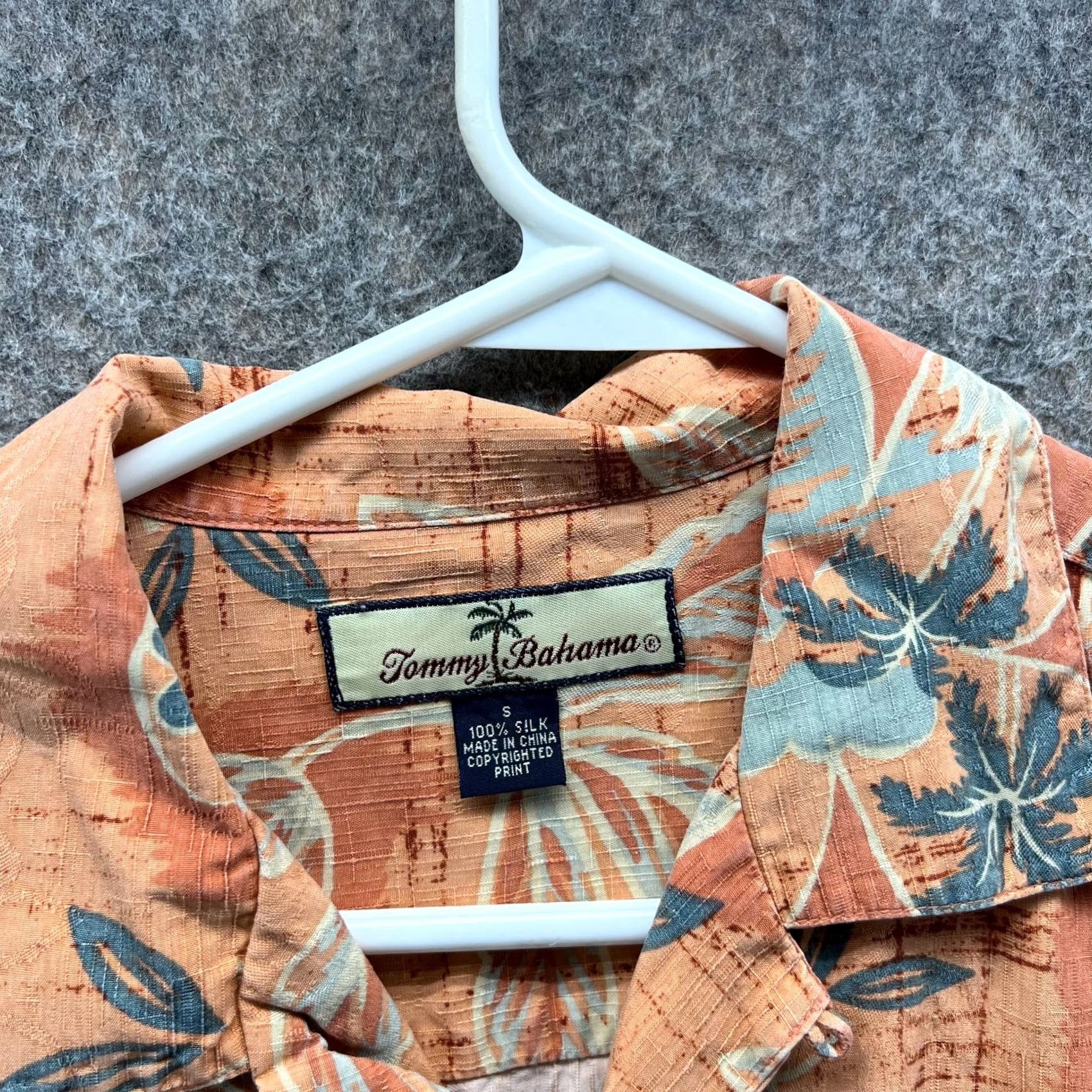 Tommy Bahama VINTAGE Tommy Bahama Shirt Men Small Adult Orange Silk Floral Button-Down Short Sleeve Regular Fit Mens Size US S / EU 44-46 / 1 - 6 Thumbnail