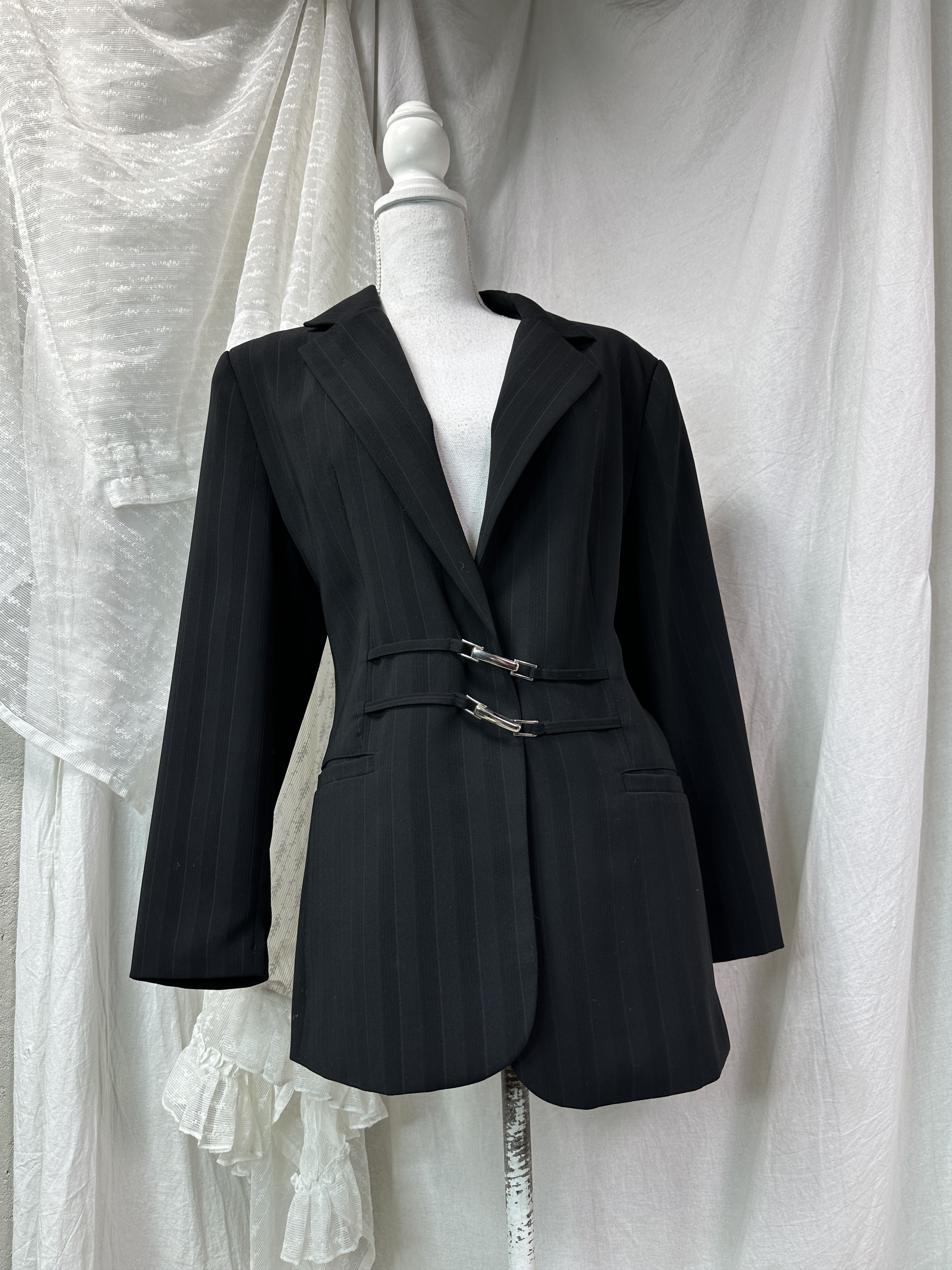 Vintage Vintage Avant Garde Classy Pinstripe Buckled Blazer Y2K Size L / US 10 / IT 46 - 1 Thumbnail