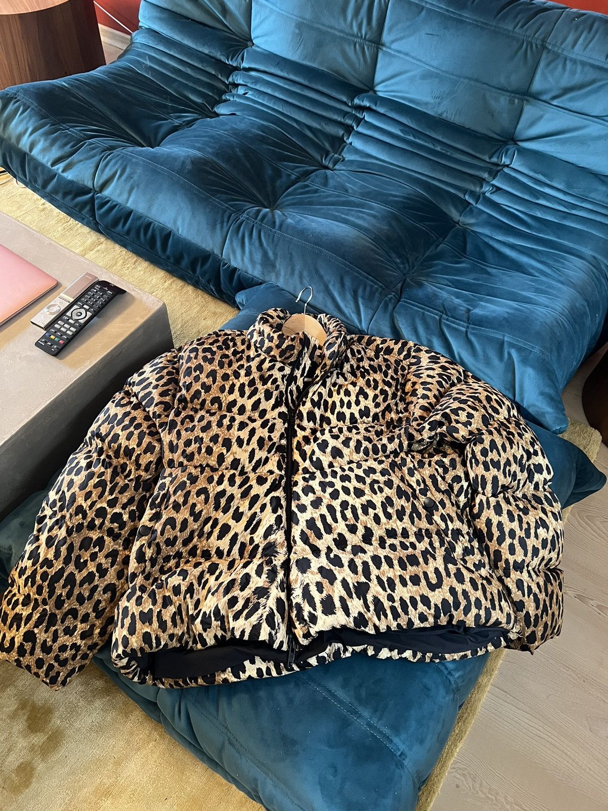 Balenciaga 🐆 REMOVING SOON🐆 FW19 balenciaga puffer c shape leopard Size US S / EU 44-46 / 1 - 3 Thumbnail