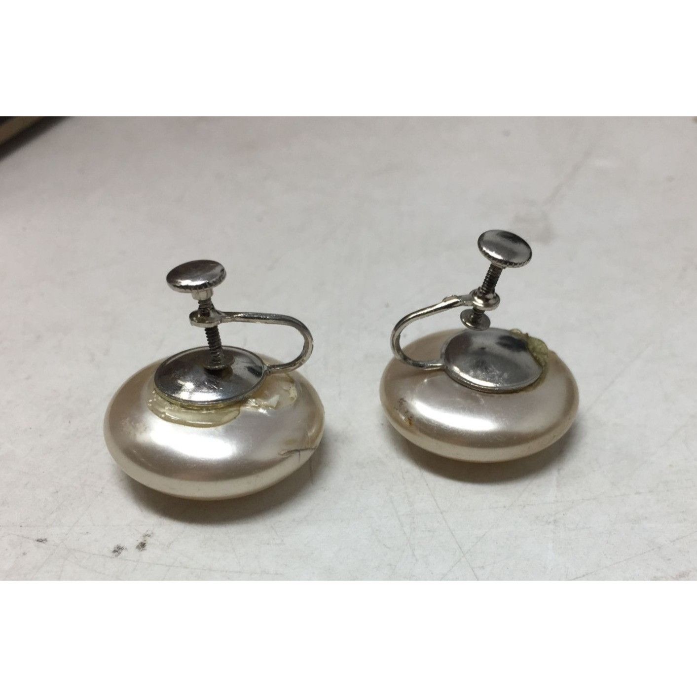 Other Women's Faux White Shiny Pearl Screw Back Clip on Earrings Size ONE SIZE - 2 Thumbnail