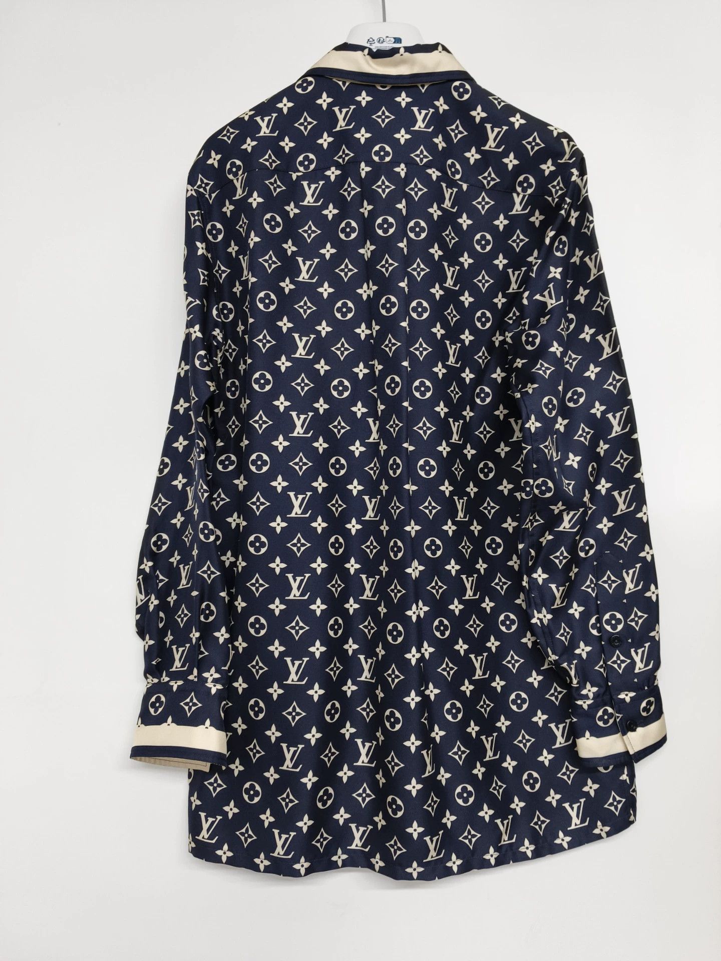 Louis Vuitton LV shirt 39s 102c 76l 59s Size XS / US 0-2 / IT 36-38 - 2 Thumbnail
